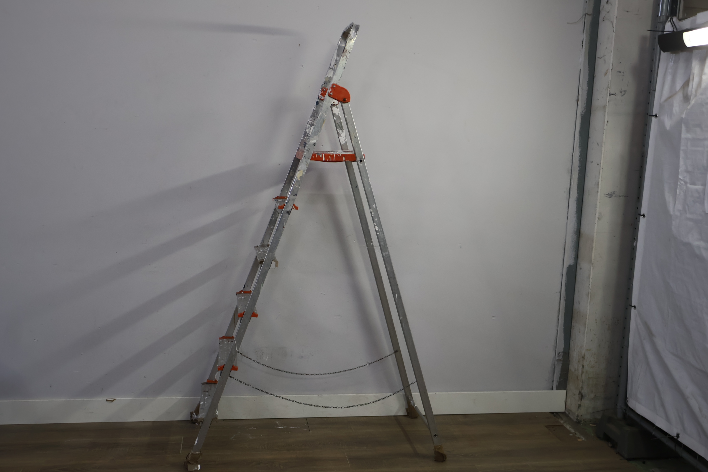 Aluminium vouwladder met oranje accenten – foto 8 – kavel bij GSD Auctions, Zoeterwoude