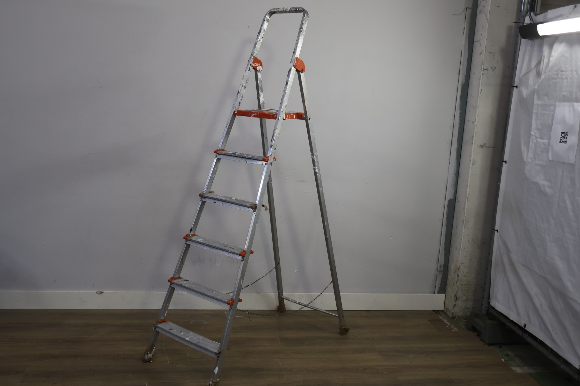 Aluminium vouwladder met oranje accenten – foto 9 – kavel bij GSD Auctions, Zoeterwoude
