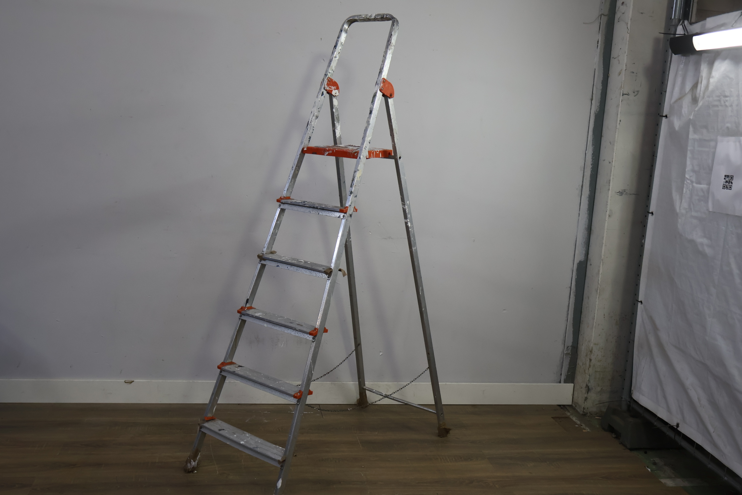 Aluminium vouwladder met oranje accenten – foto 10 – kavel bij GSD Auctions, Zoeterwoude