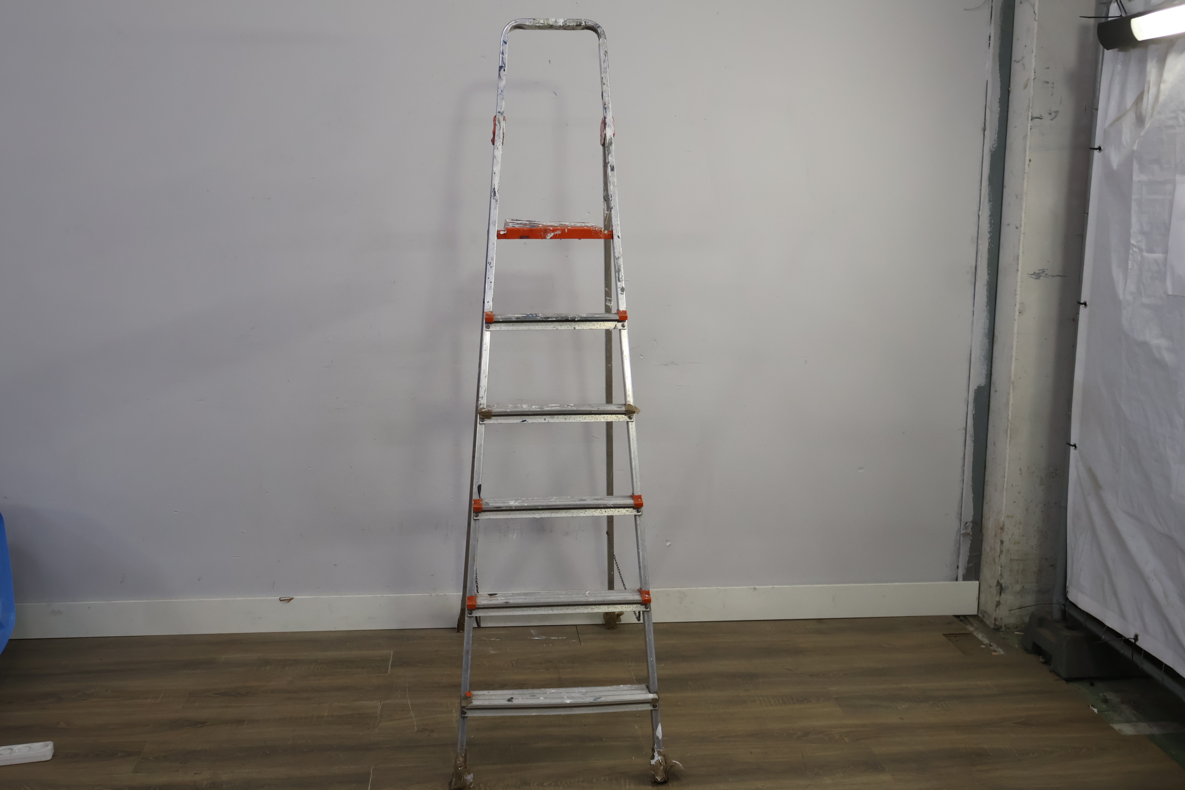 Aluminium vouwladder met oranje accenten – foto 11 – kavel bij GSD Auctions, Zoeterwoude