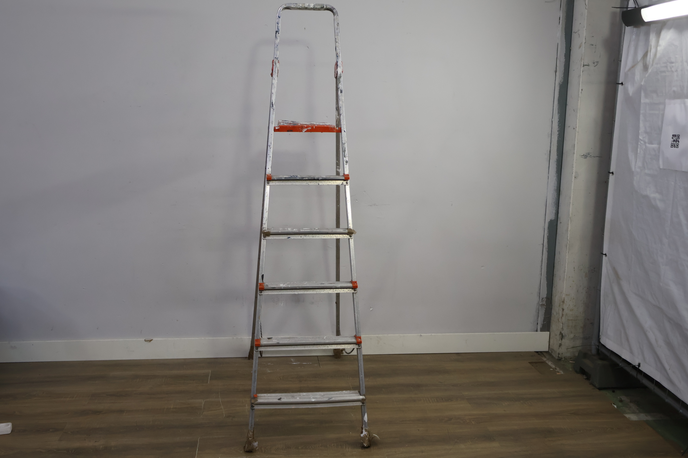 Aluminium vouwladder met oranje accenten – foto 12 – kavel bij GSD Auctions, Zoeterwoude