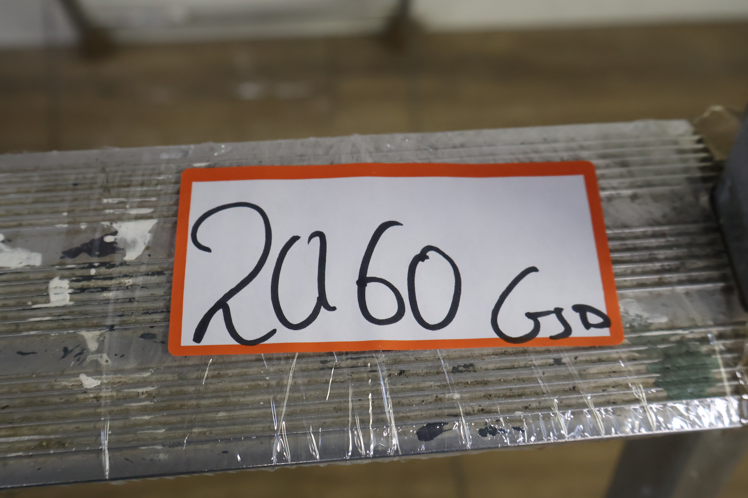 Aluminium vouwladder met oranje accenten – foto 13 – kavel bij GSD Auctions, Zoeterwoude