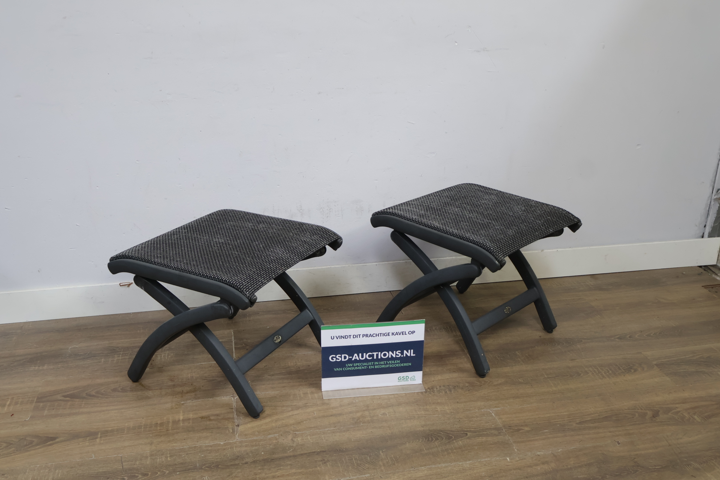 Twee zwarte voetenbankjes met grijs geweven zitting – foto 2 – kavel bij GSD Auctions, Zoeterwoude