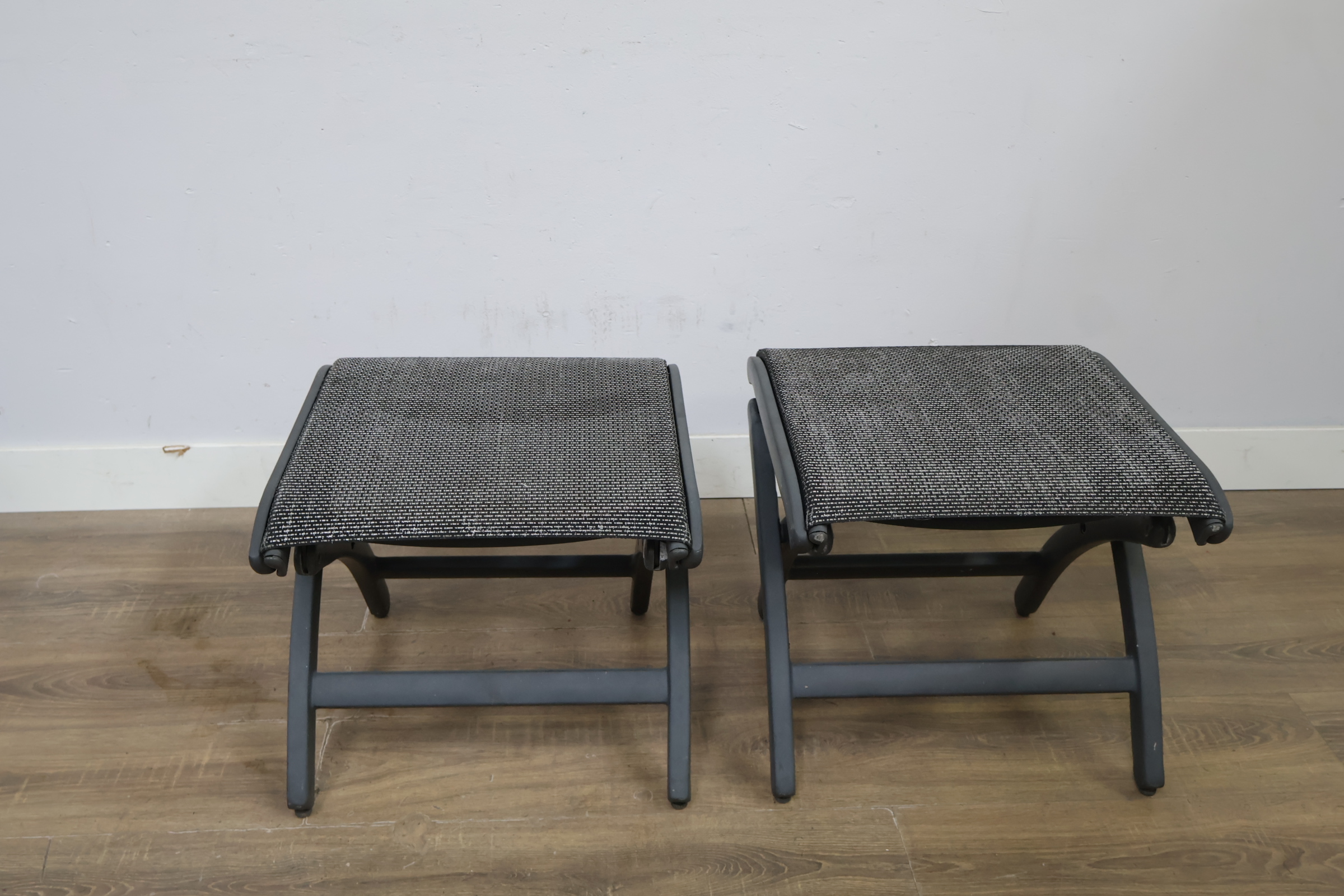 Twee zwarte voetenbankjes met grijs geweven zitting – foto 5 – kavel bij GSD Auctions, Zoeterwoude