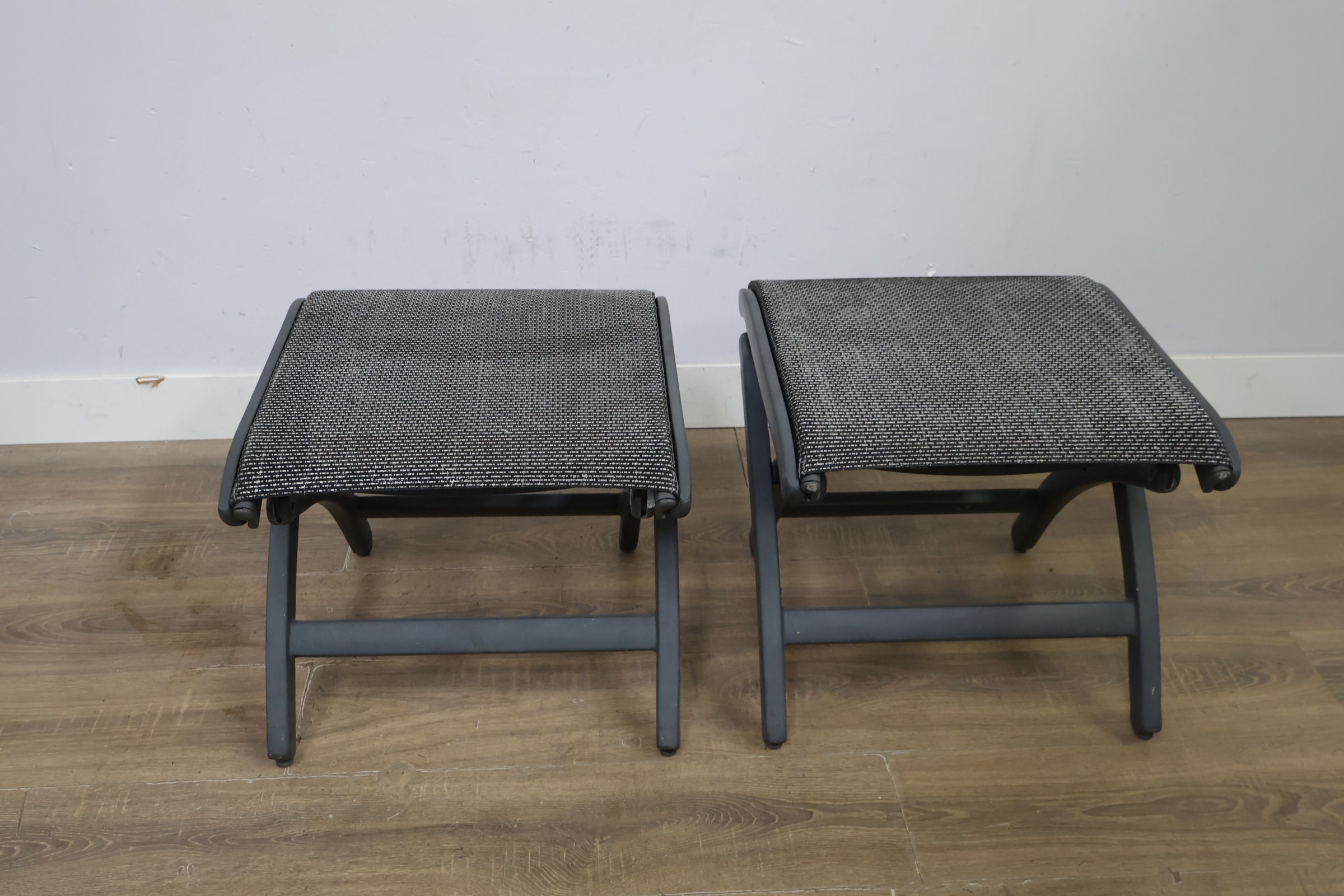 Twee zwarte voetenbankjes met grijs geweven zitting – foto 6 – kavel bij GSD Auctions, Zoeterwoude