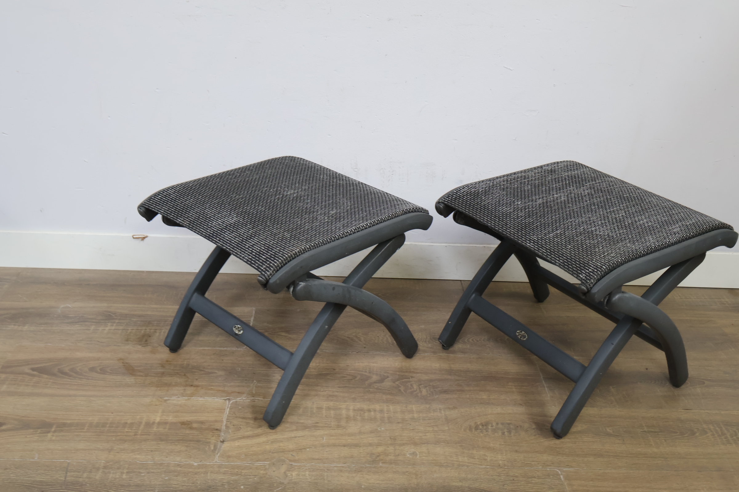 Twee zwarte voetenbankjes met grijs geweven zitting – foto 9 – kavel bij GSD Auctions, Zoeterwoude