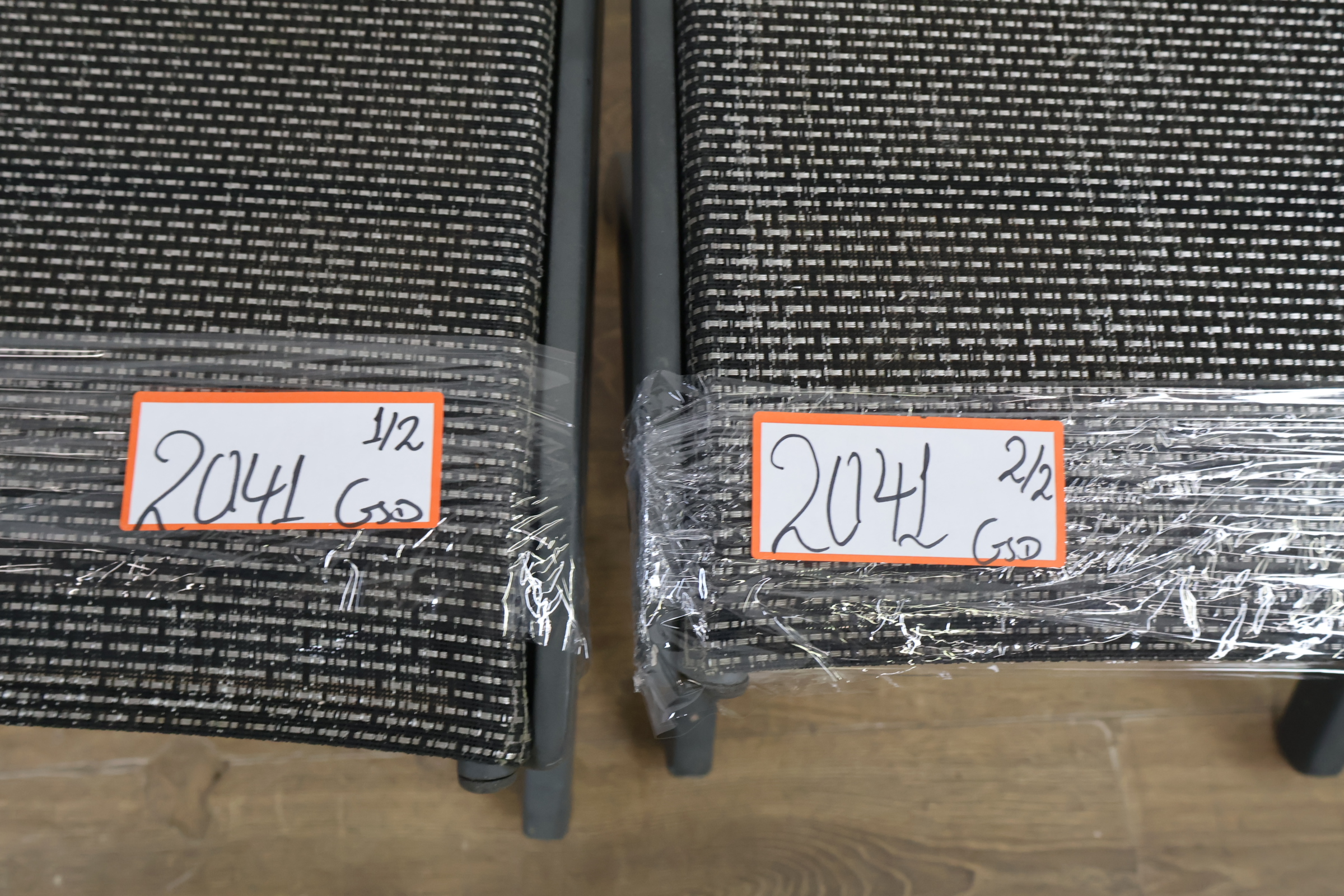 Twee zwarte voetenbankjes met grijs geweven zitting – foto 15 – kavel bij GSD Auctions, Zoeterwoude
