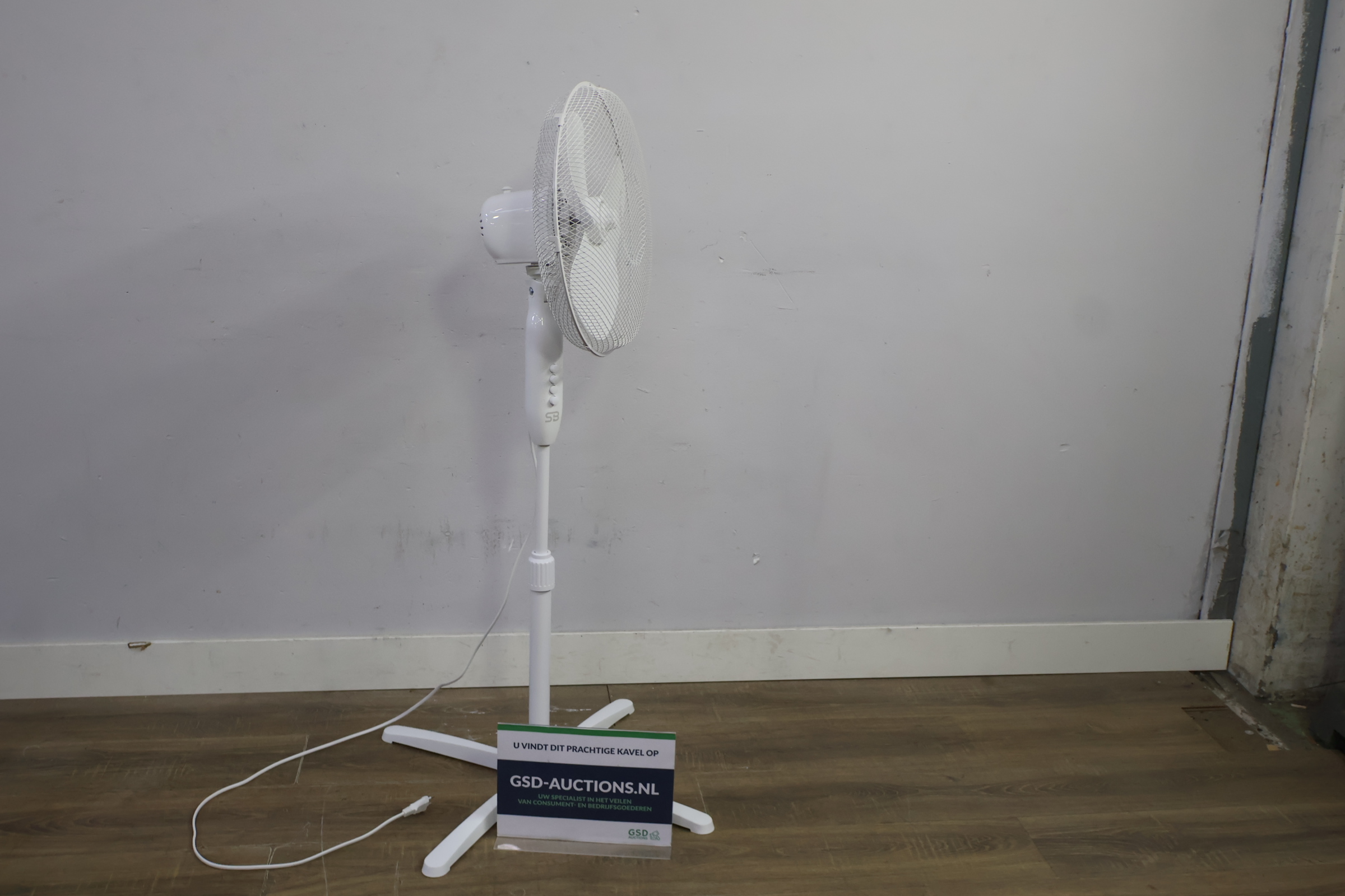 Witte staande ventilator – foto 2 – kavel bij GSD Auctions, Zoeterwoude