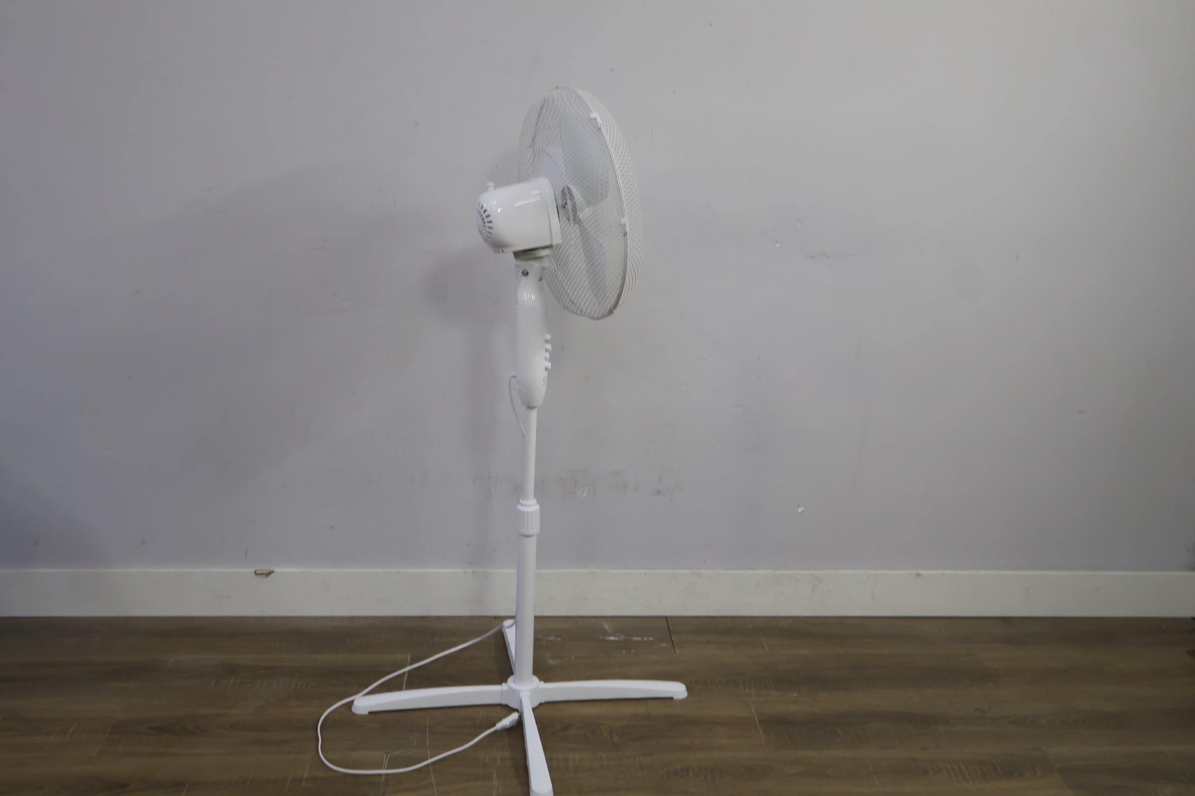 Witte staande ventilator – foto 3 – kavel bij GSD Auctions, Zoeterwoude