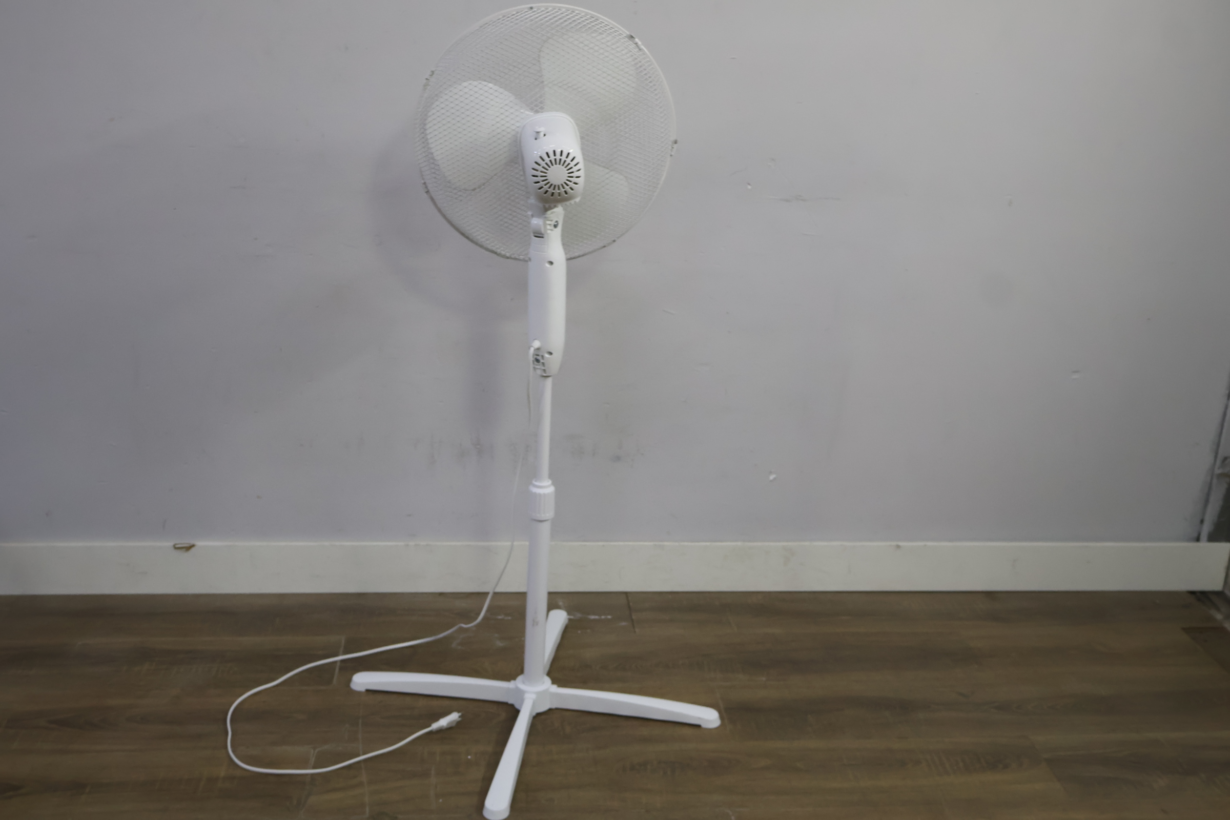 Witte staande ventilator – foto 4 – kavel bij GSD Auctions, Zoeterwoude