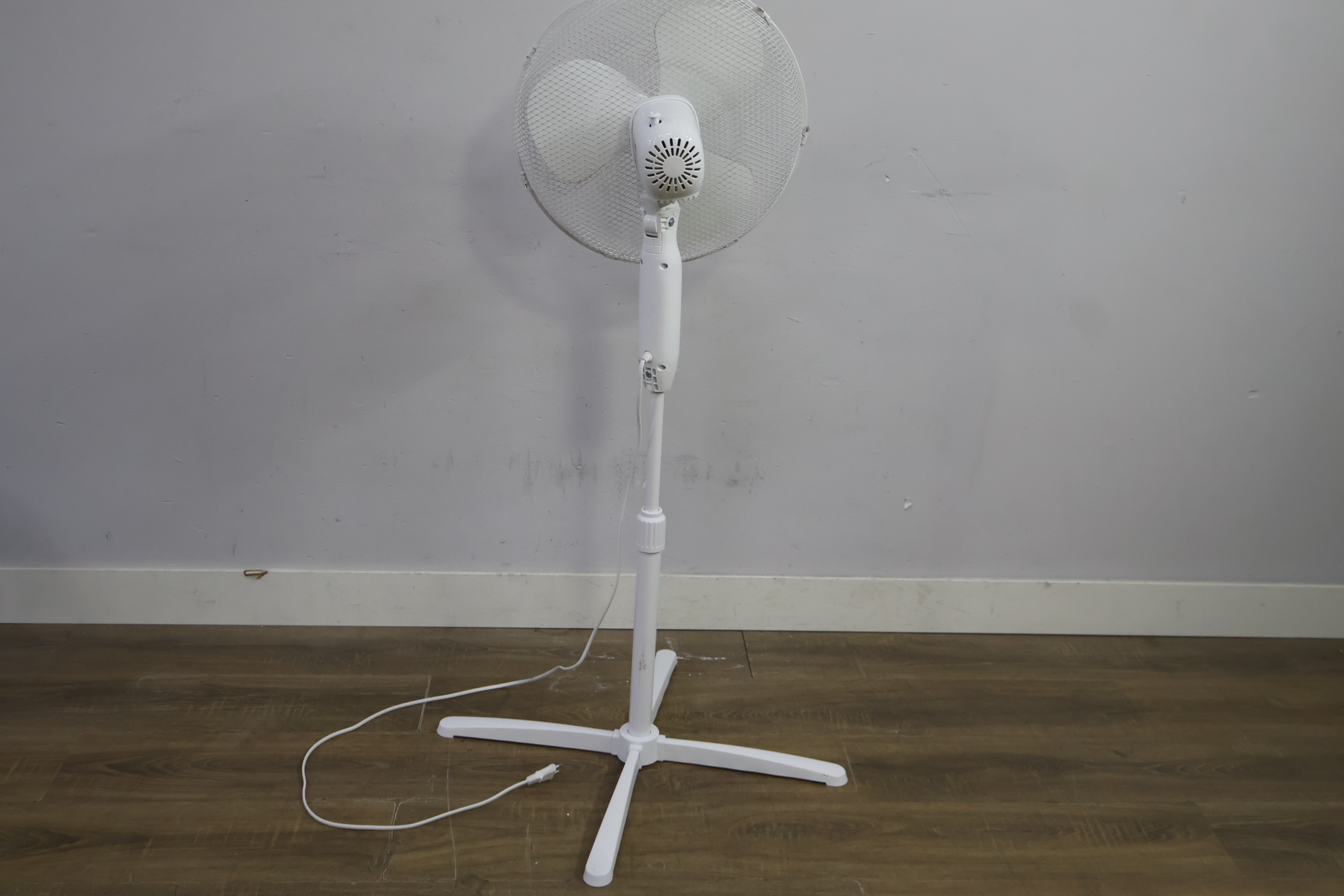 Witte staande ventilator – foto 5 – kavel bij GSD Auctions, Zoeterwoude
