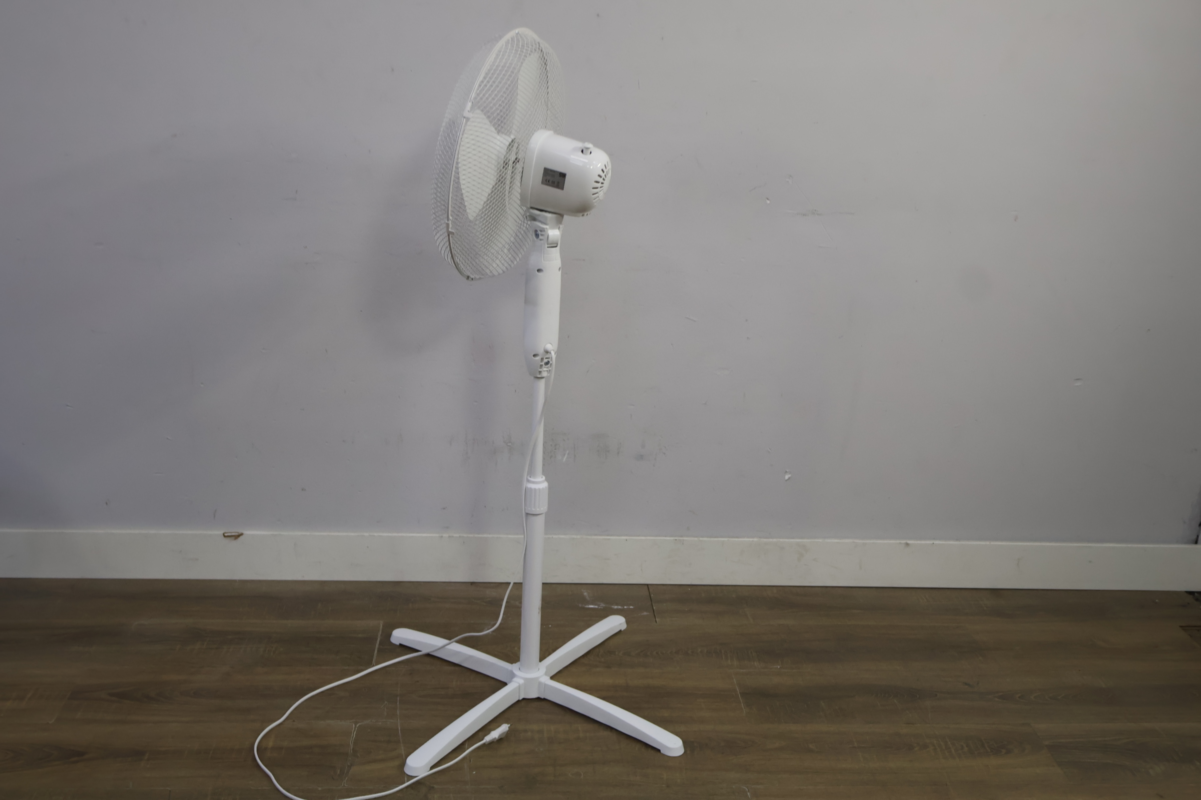 Witte staande ventilator – foto 7 – kavel bij GSD Auctions, Zoeterwoude