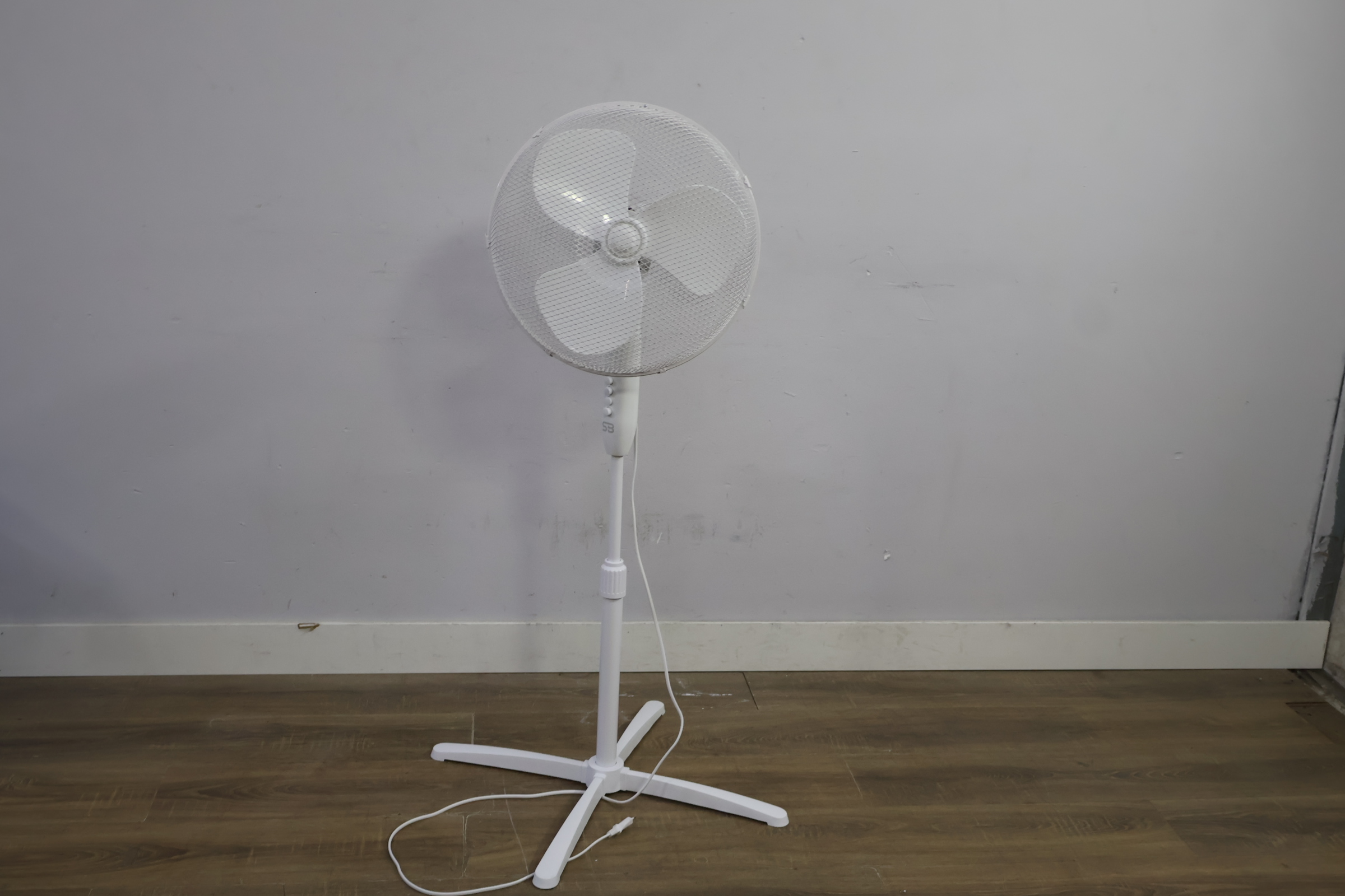 Witte staande ventilator – foto 9 – kavel bij GSD Auctions, Zoeterwoude