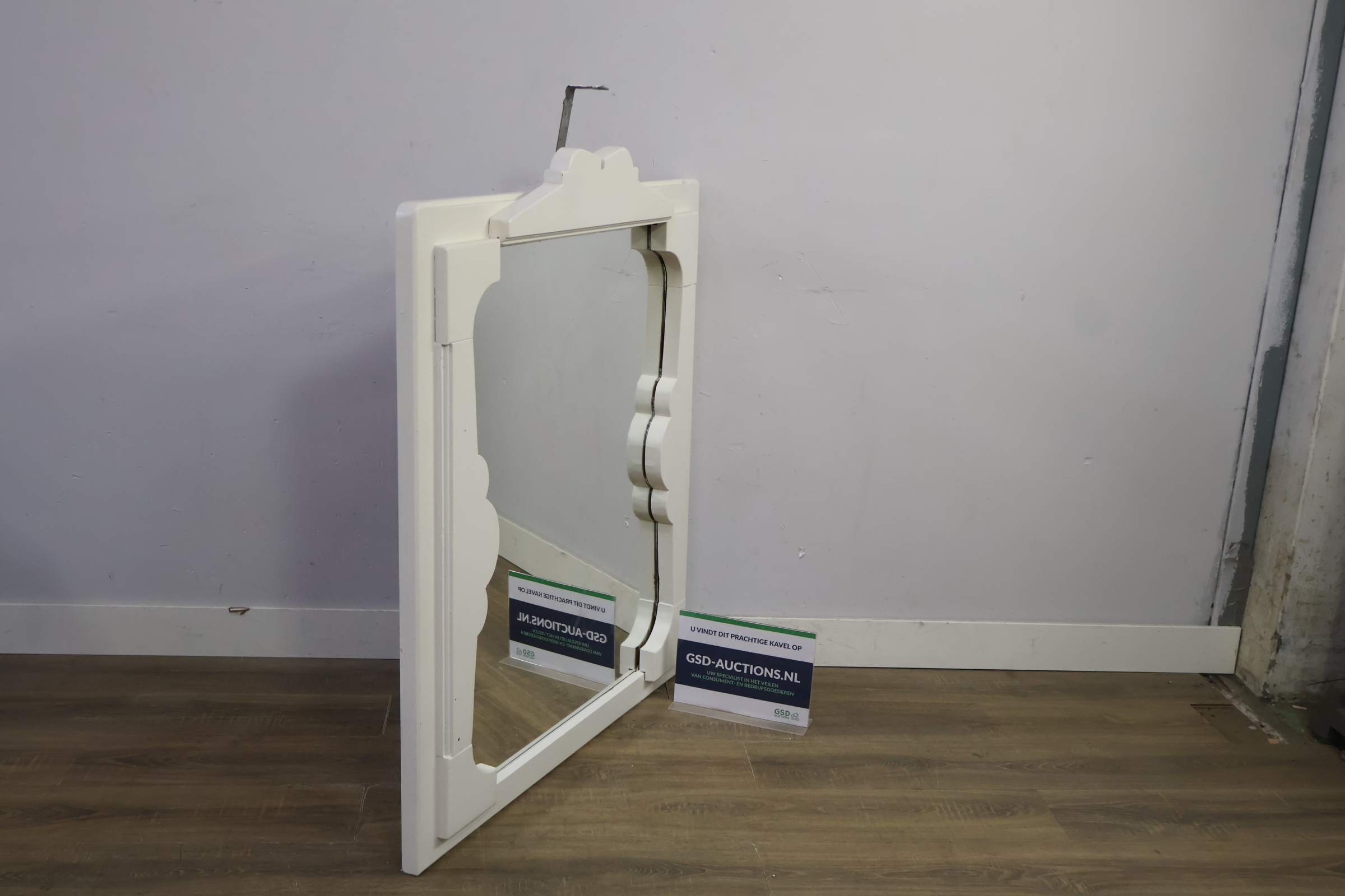 Spiegel met witte decoratieve lijst – foto 2 – kavel bij GSD Auctions, Zoeterwoude