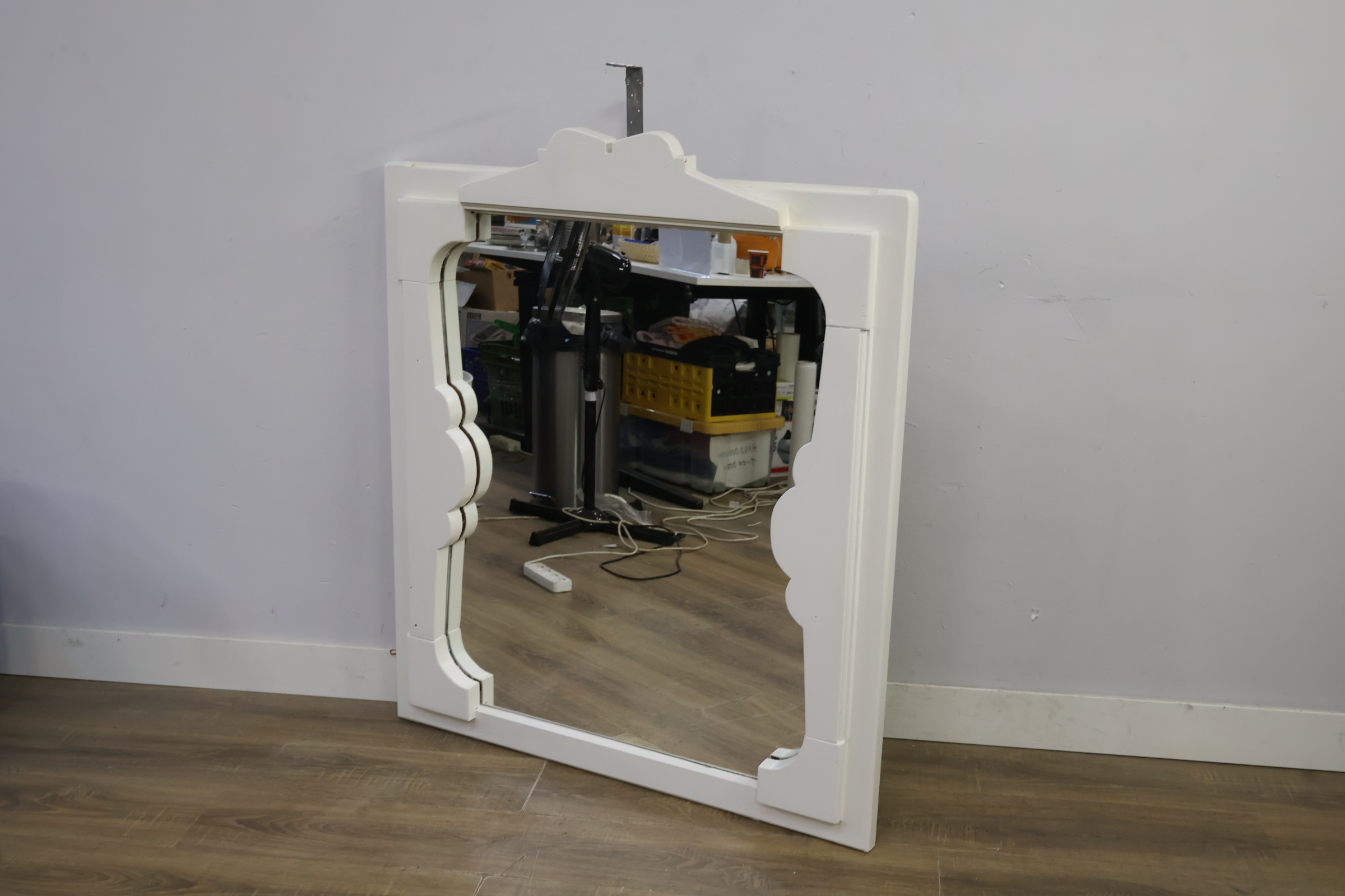 Spiegel met witte decoratieve lijst – foto 3 – kavel bij GSD Auctions, Zoeterwoude