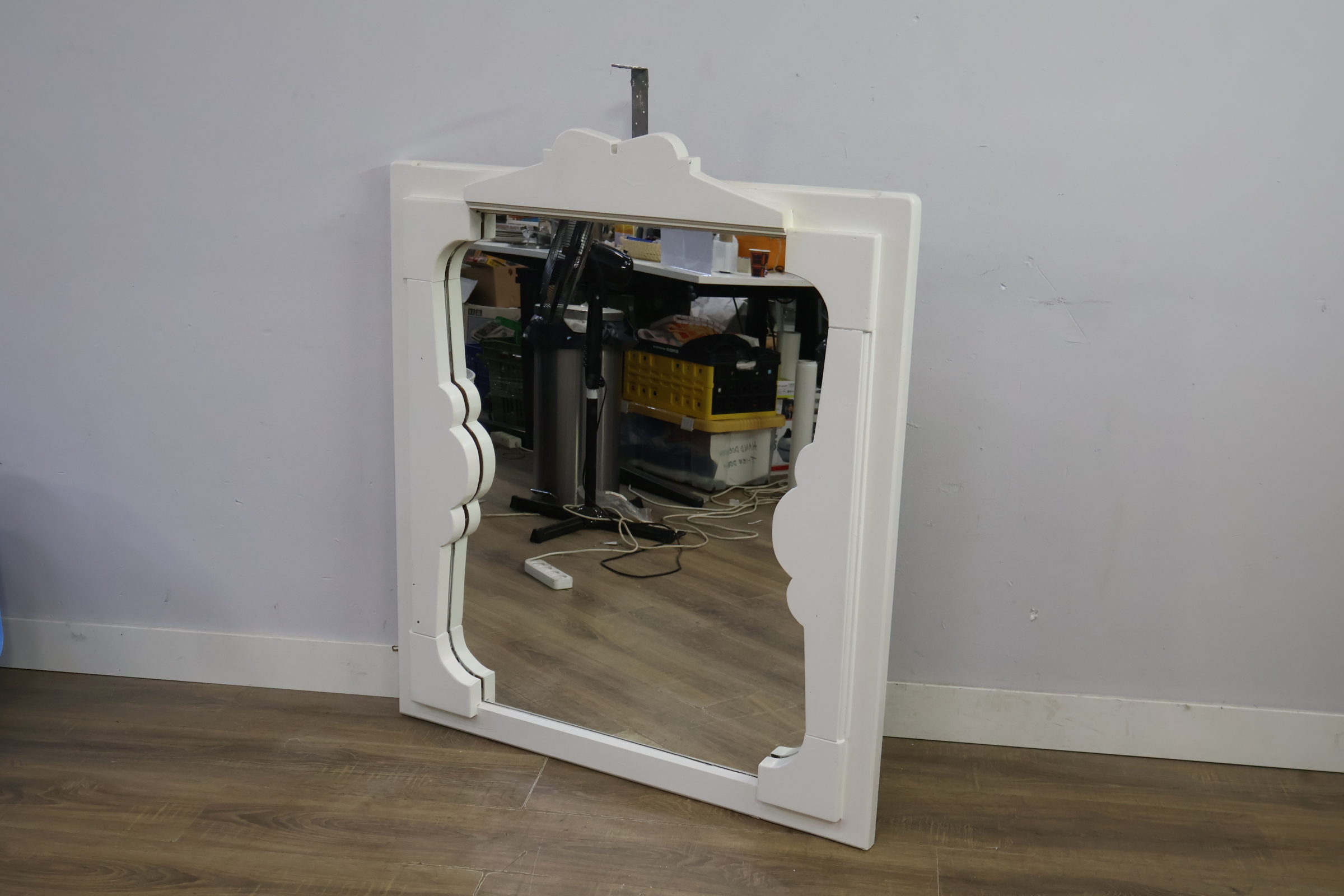 Spiegel met witte decoratieve lijst – foto 4 – kavel bij GSD Auctions, Zoeterwoude