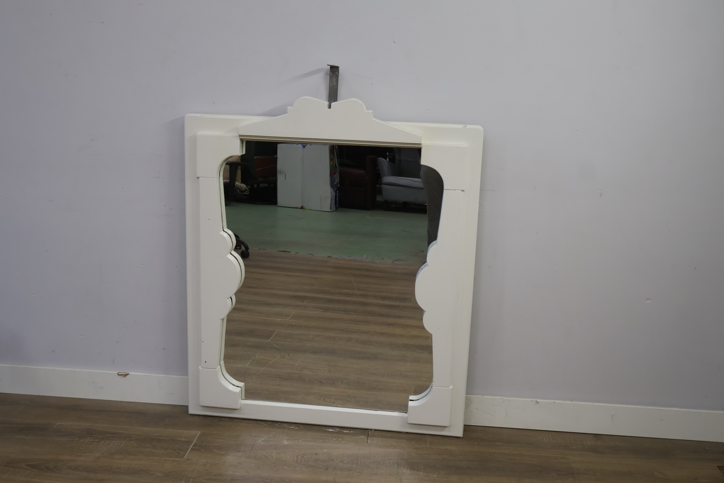 Spiegel met witte decoratieve lijst – foto 7 – kavel bij GSD Auctions, Zoeterwoude