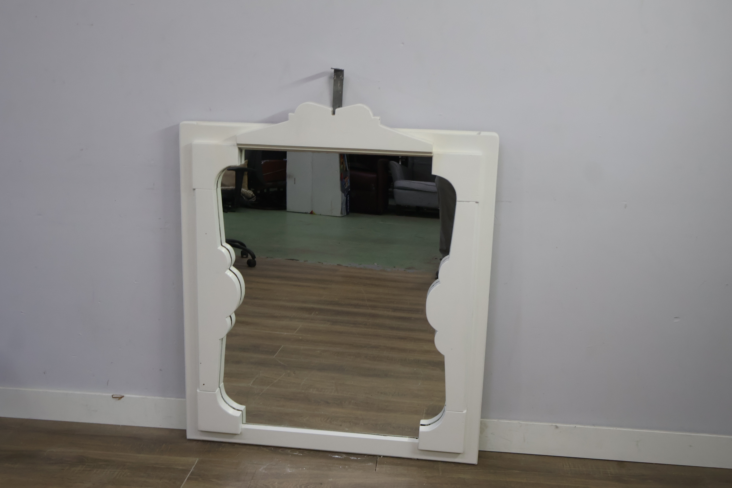 Spiegel met witte decoratieve lijst – foto 8 – kavel bij GSD Auctions, Zoeterwoude