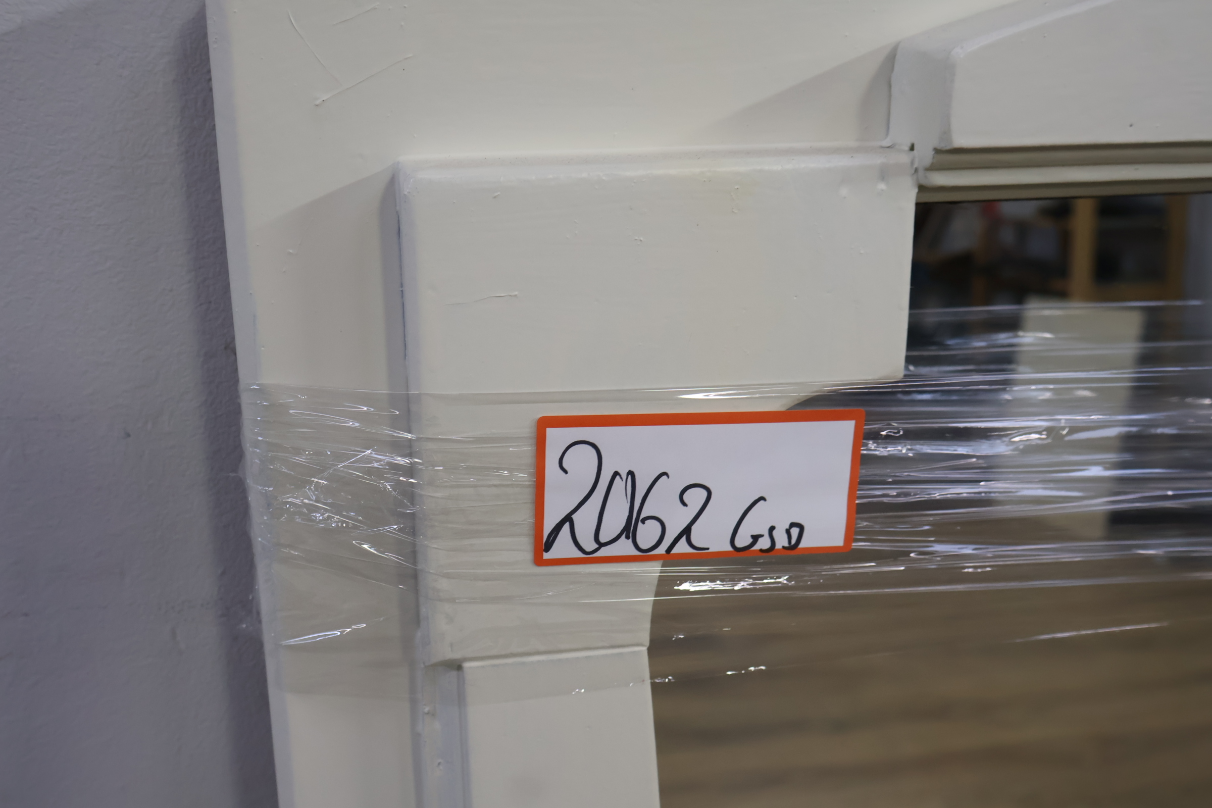 Spiegel met witte decoratieve lijst – foto 11 – kavel bij GSD Auctions, Zoeterwoude