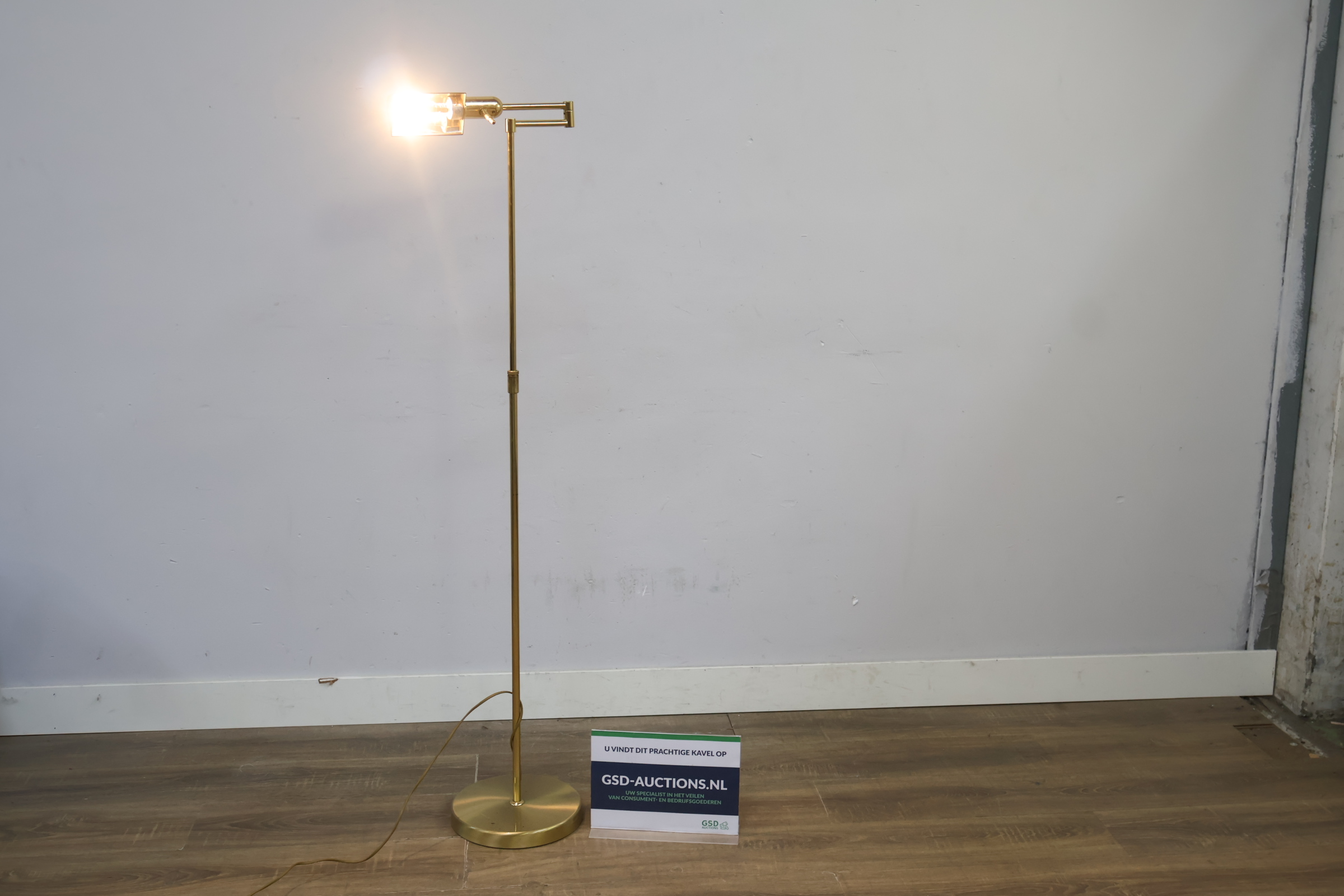 Moderne verstelbare vloerlamp goudkleurig – foto 2 – kavel bij GSD Auctions, Zoeterwoude