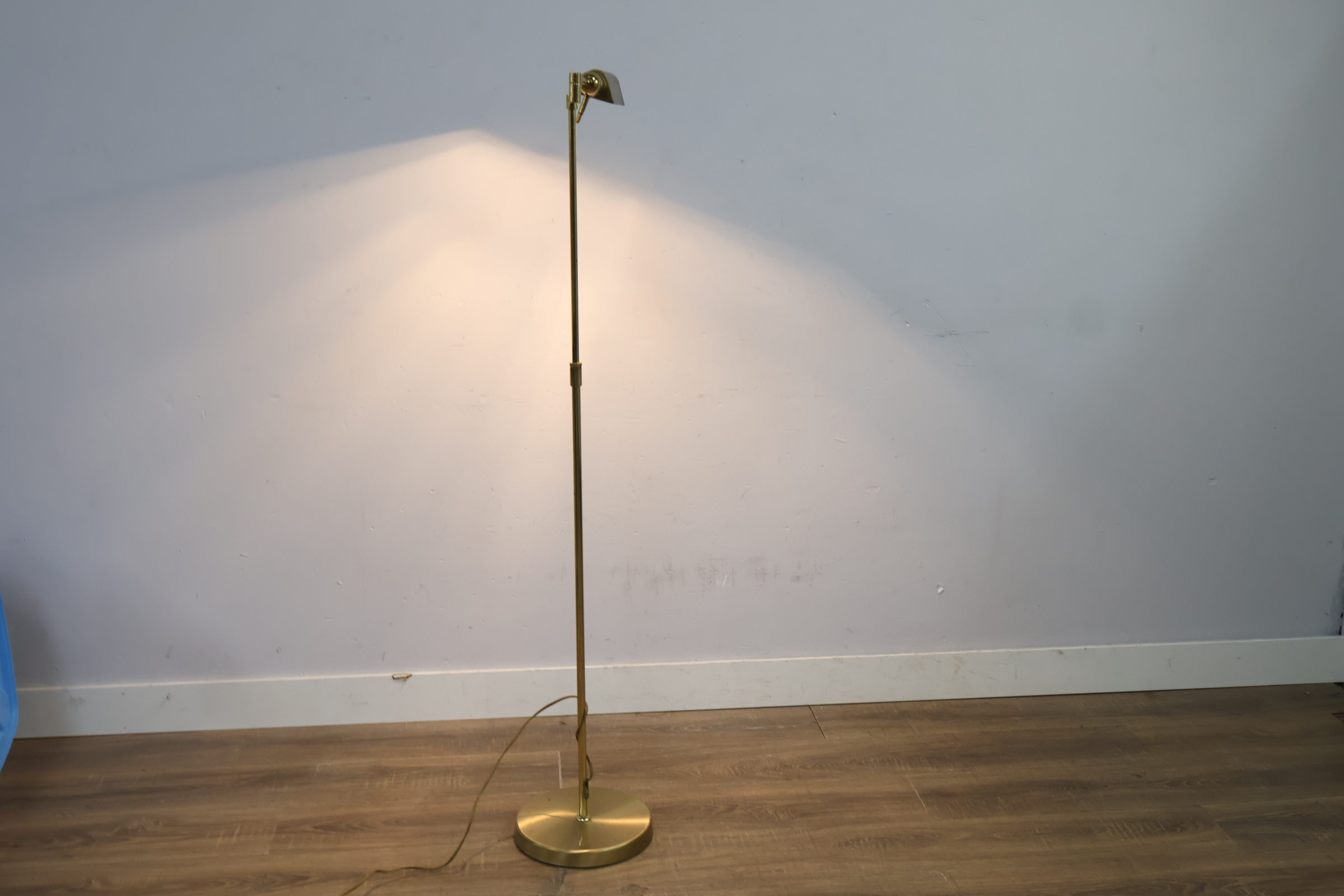 Moderne verstelbare vloerlamp goudkleurig – foto 3 – kavel bij GSD Auctions, Zoeterwoude
