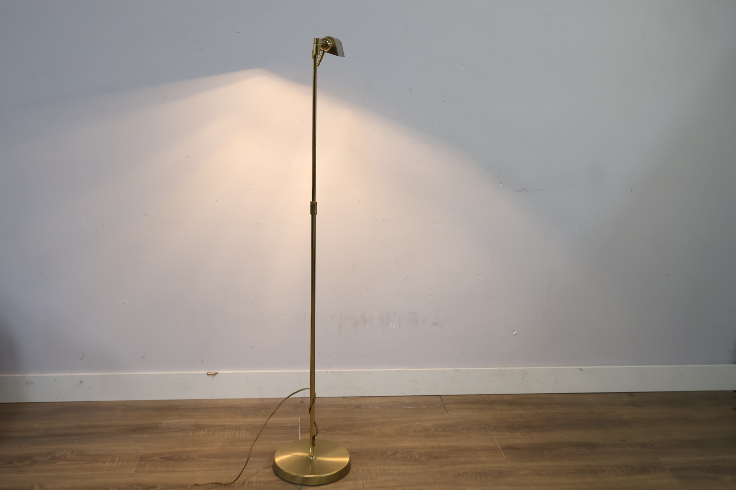 Moderne verstelbare vloerlamp goudkleurig – foto 4 – kavel bij GSD Auctions, Zoeterwoude