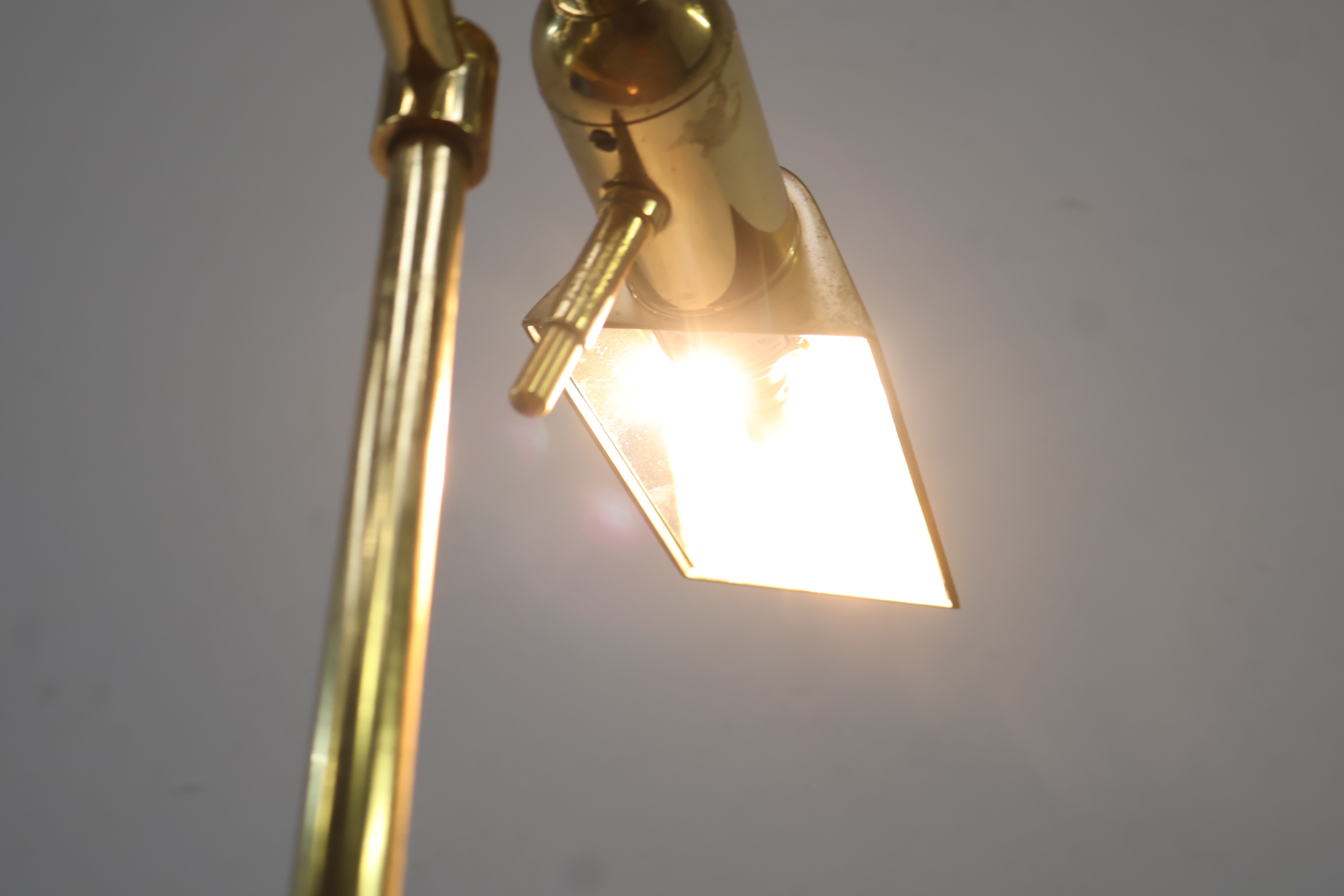 Moderne verstelbare vloerlamp goudkleurig – foto 5 – kavel bij GSD Auctions, Zoeterwoude