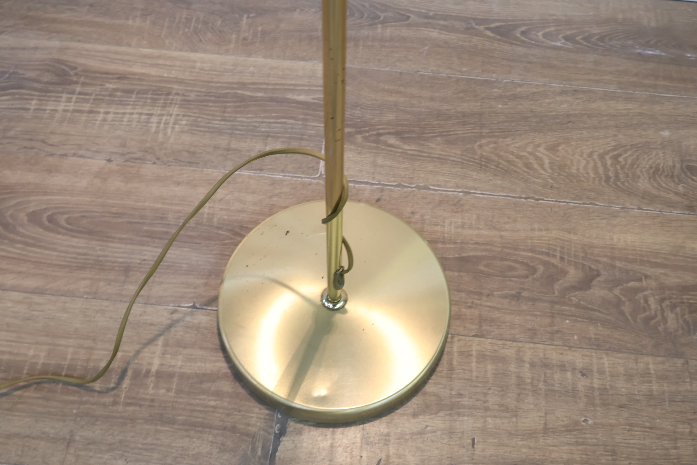 Moderne verstelbare vloerlamp goudkleurig – foto 6 – kavel bij GSD Auctions, Zoeterwoude