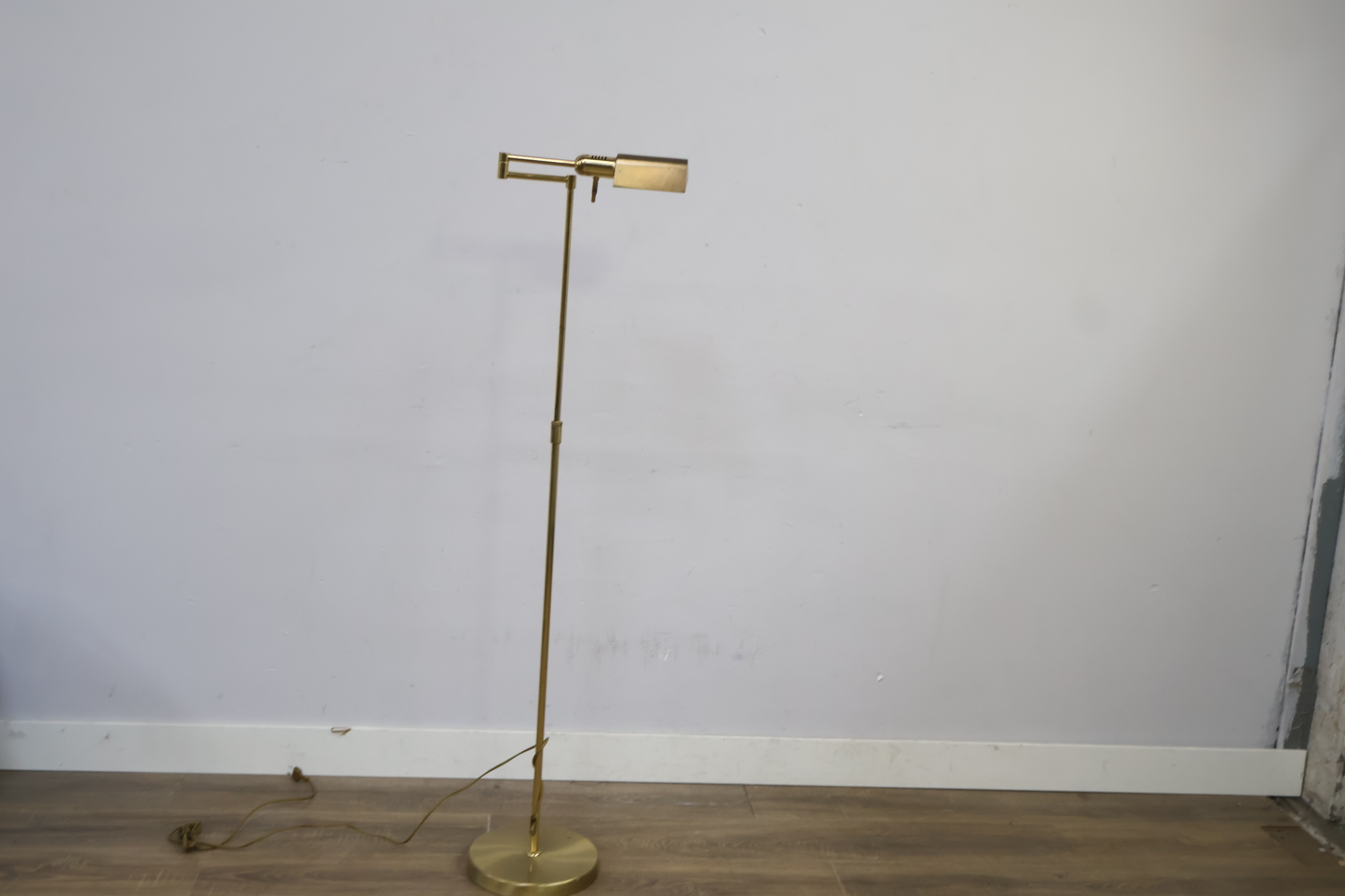 Moderne verstelbare vloerlamp goudkleurig – foto 7 – kavel bij GSD Auctions, Zoeterwoude
