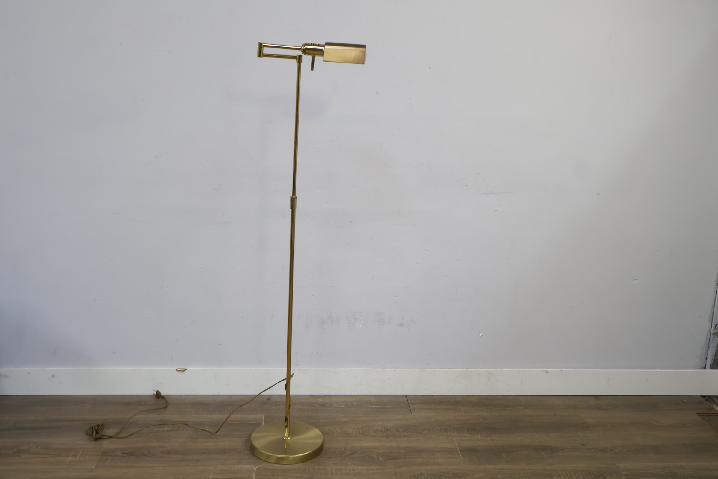 Moderne verstelbare vloerlamp goudkleurig – foto 8 – kavel bij GSD Auctions, Zoeterwoude