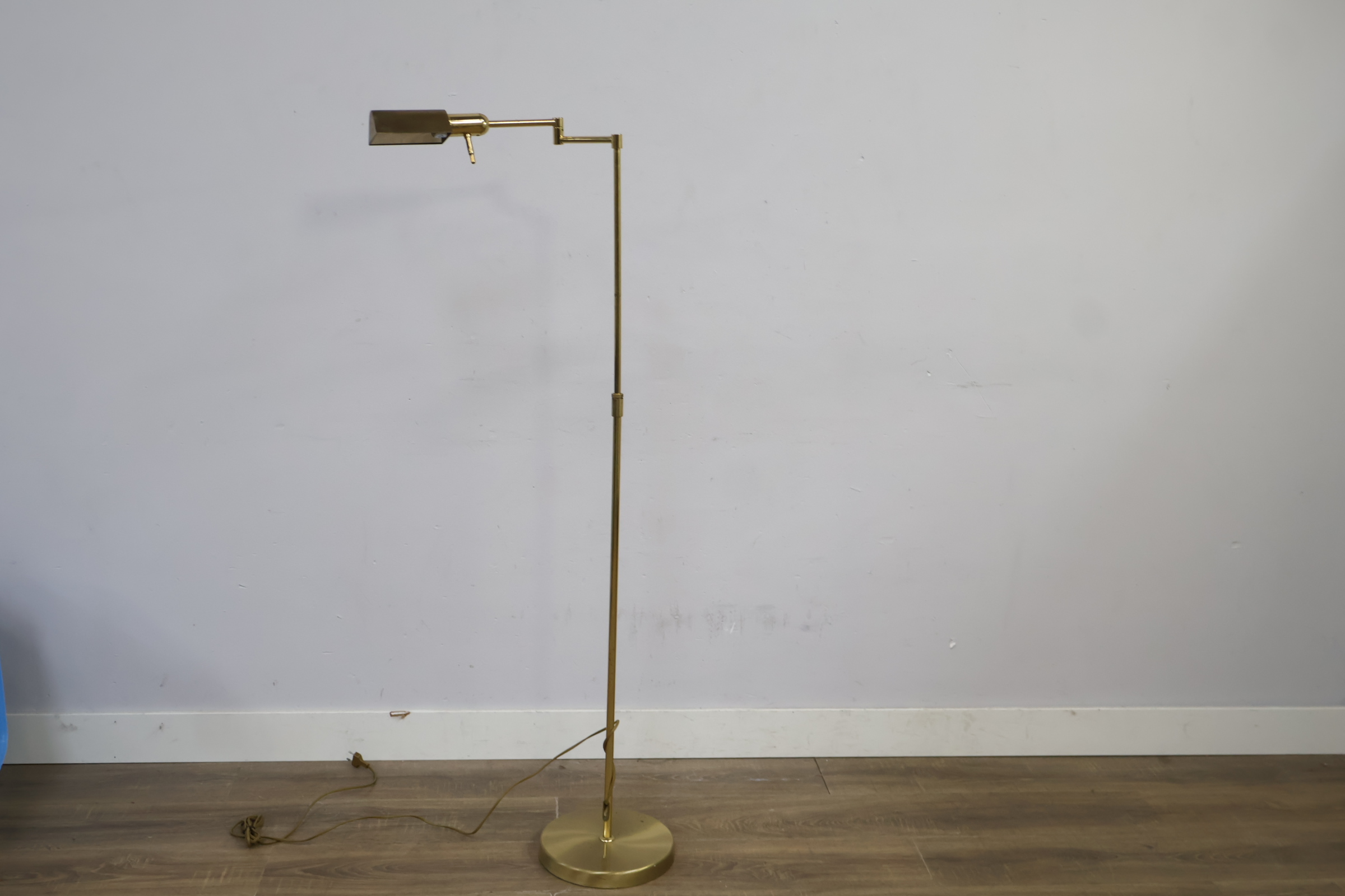 Moderne verstelbare vloerlamp goudkleurig – foto 9 – kavel bij GSD Auctions, Zoeterwoude