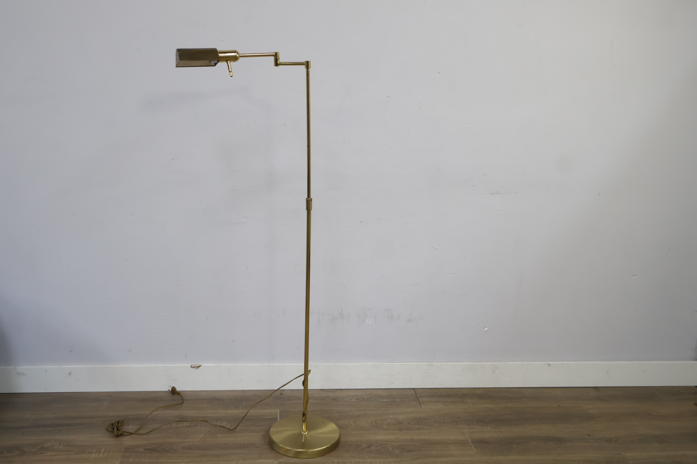 Moderne verstelbare vloerlamp goudkleurig – foto 10 – kavel bij GSD Auctions, Zoeterwoude