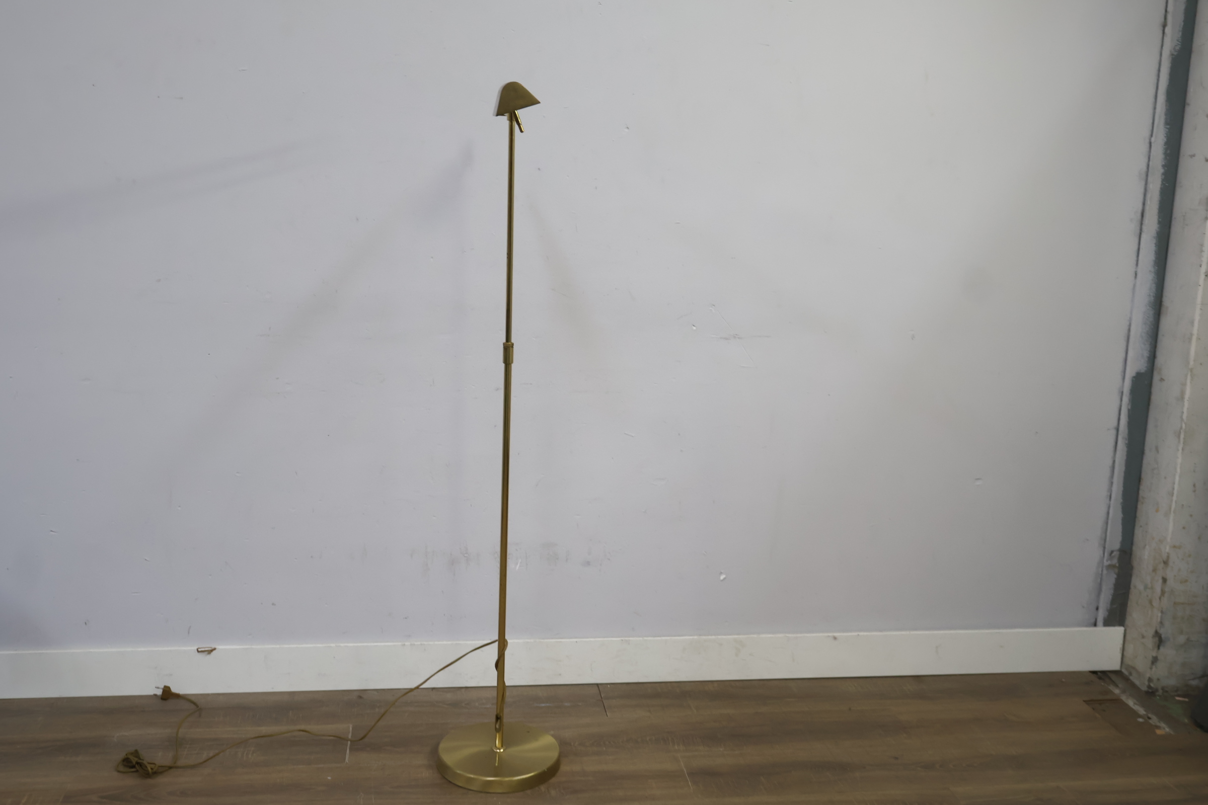 Moderne verstelbare vloerlamp goudkleurig – foto 11 – kavel bij GSD Auctions, Zoeterwoude