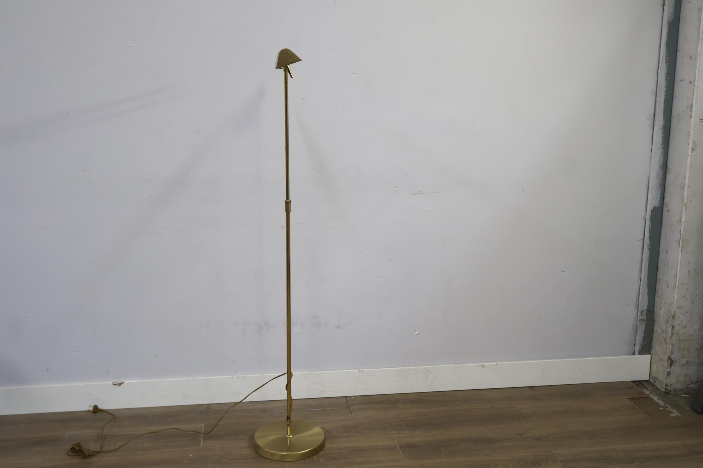 Moderne verstelbare vloerlamp goudkleurig – foto 12 – kavel bij GSD Auctions, Zoeterwoude