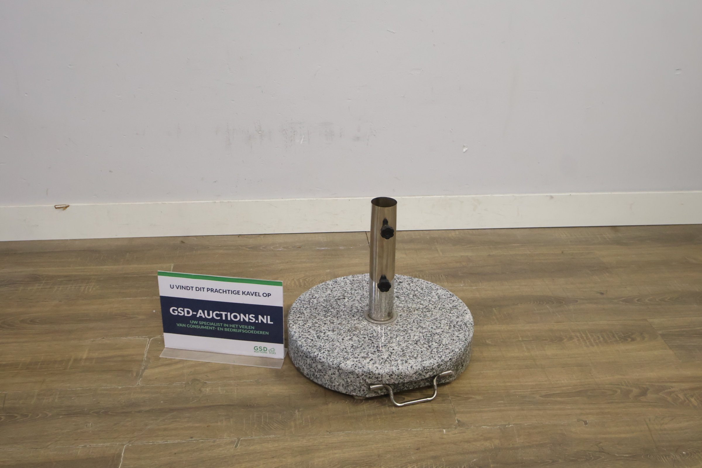 Granieten parasolvoet met metalen houder – foto 2 – kavel bij GSD Auctions, Zoeterwoude