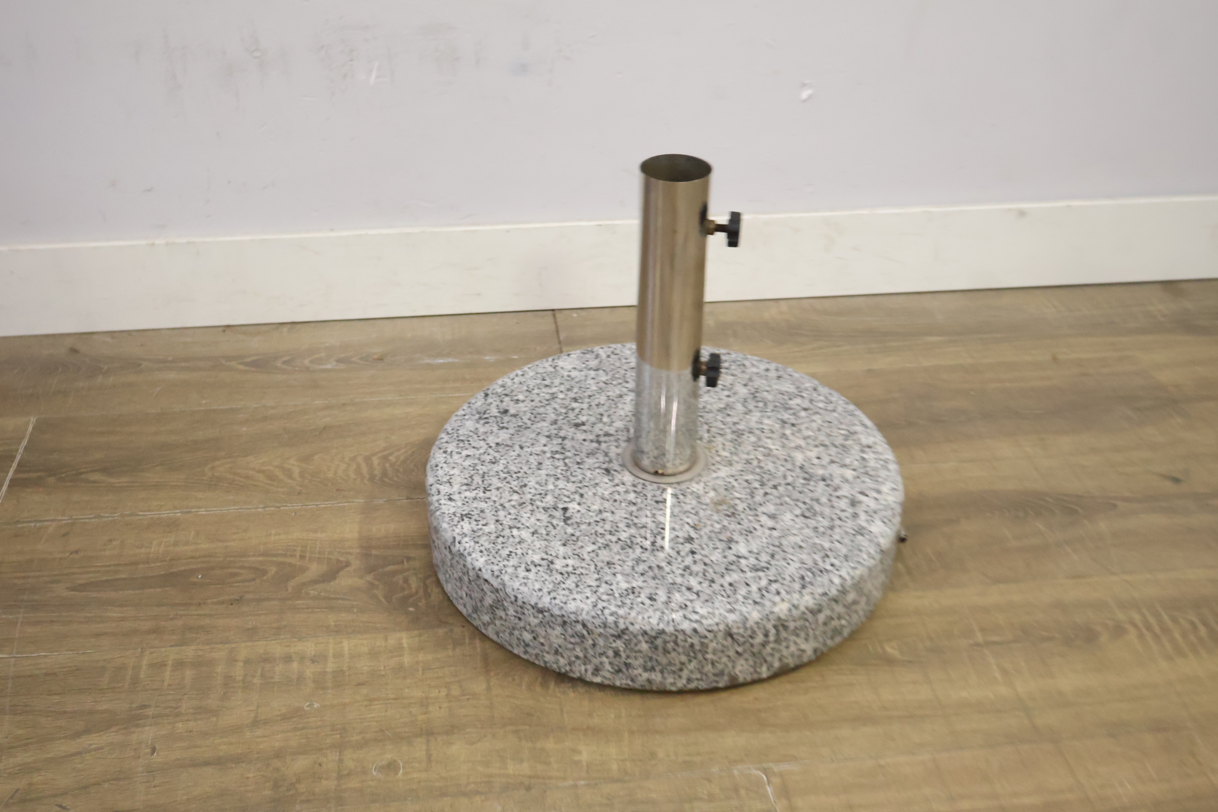 Granieten parasolvoet met metalen houder – foto 3 – kavel bij GSD Auctions, Zoeterwoude