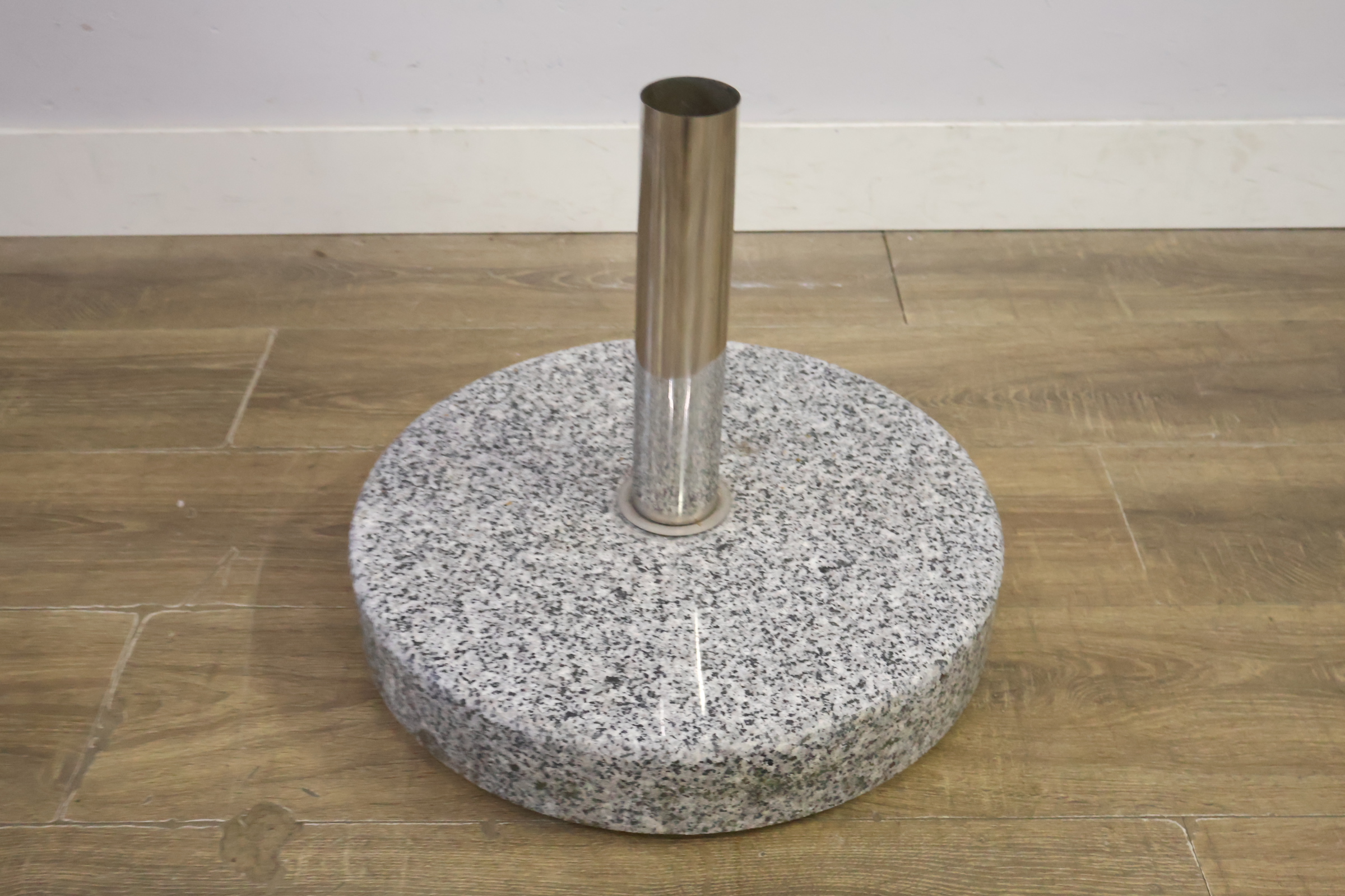 Granieten parasolvoet met metalen houder – foto 4 – kavel bij GSD Auctions, Zoeterwoude