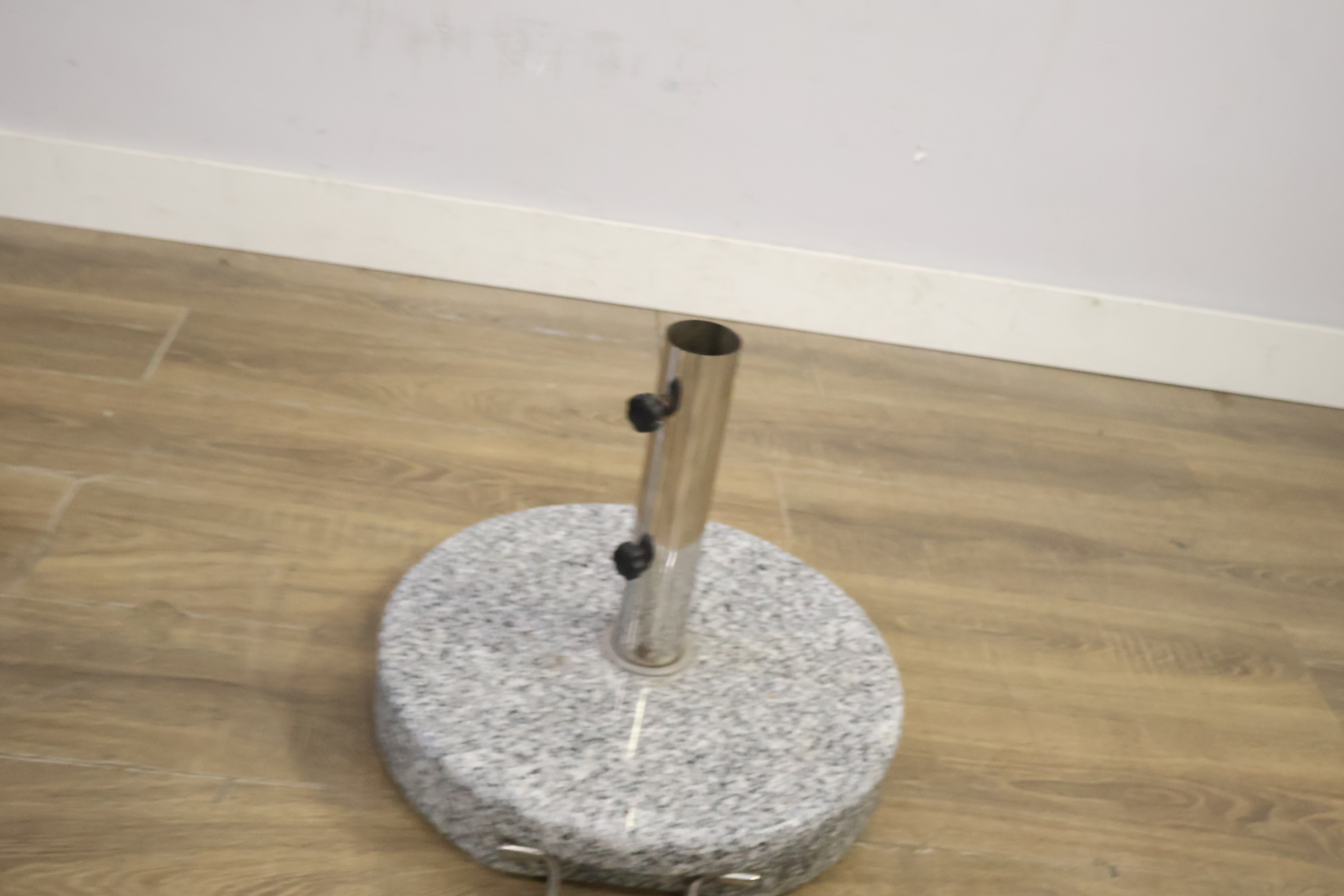 Granieten parasolvoet met metalen houder – foto 5 – kavel bij GSD Auctions, Zoeterwoude