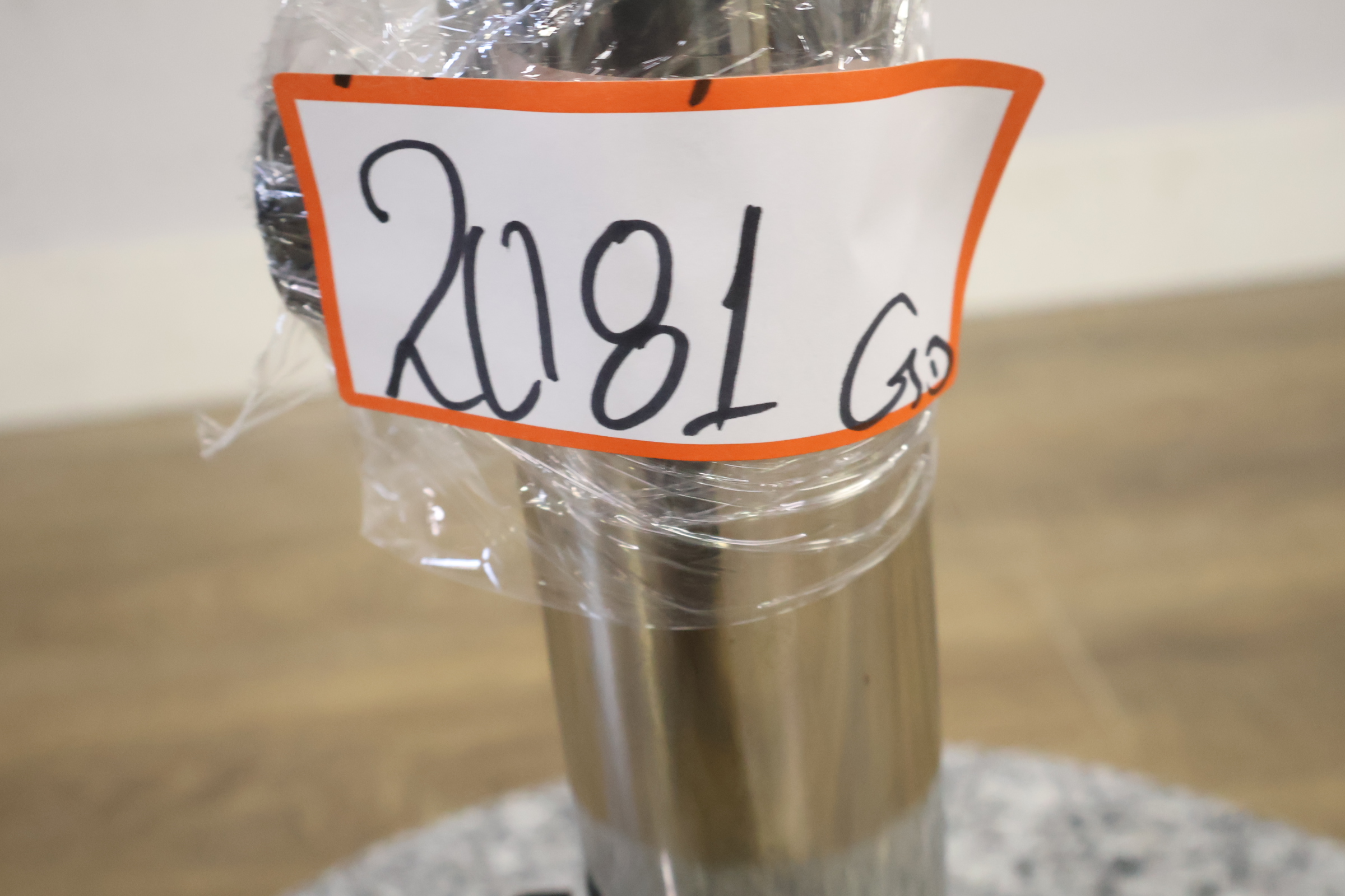 Granieten parasolvoet met metalen houder – foto 8 – kavel bij GSD Auctions, Zoeterwoude