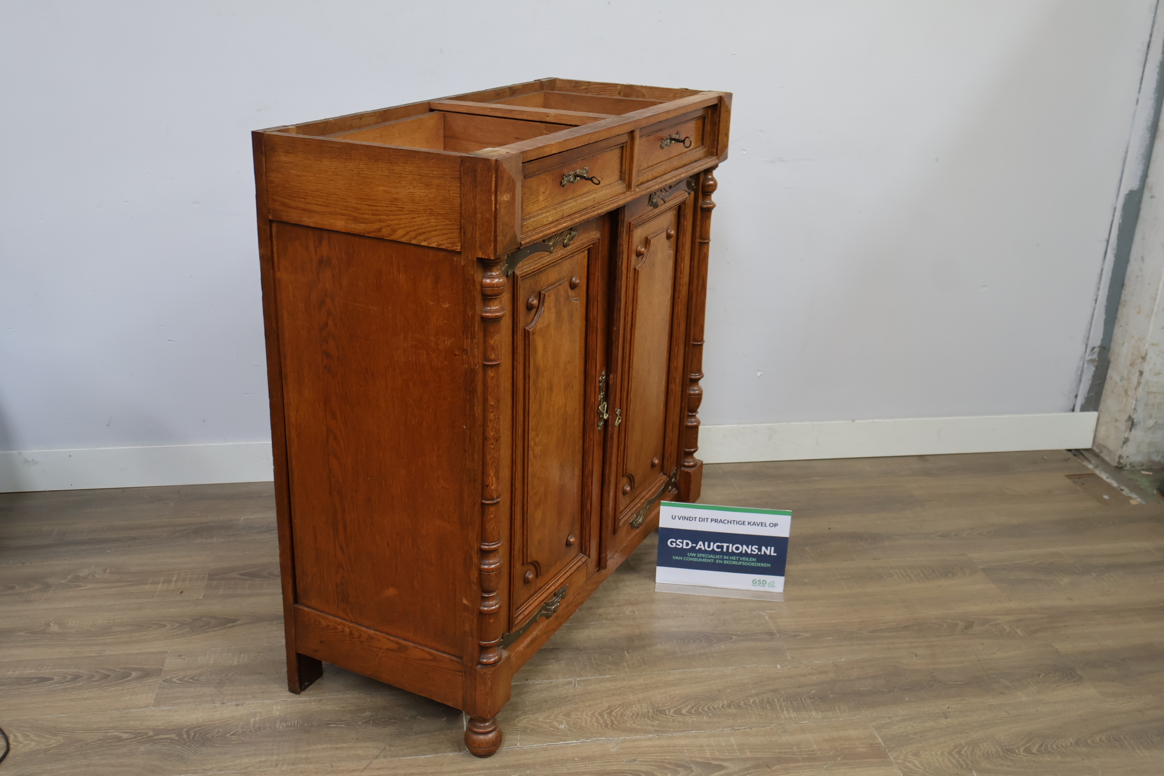 Houten ladekast met deuren en twee laden – foto 2 – kavel bij GSD Auctions, Zoeterwoude
