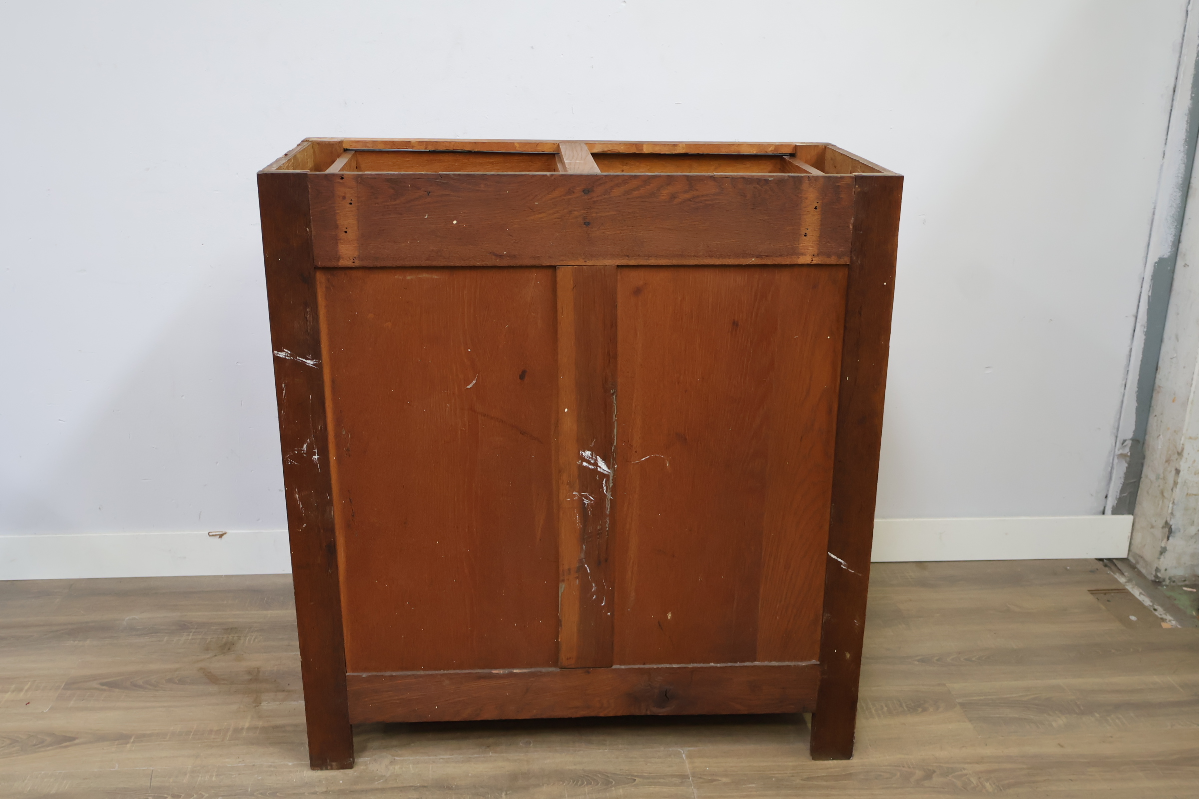 Houten ladekast met deuren en twee laden – foto 6 – kavel bij GSD Auctions, Zoeterwoude