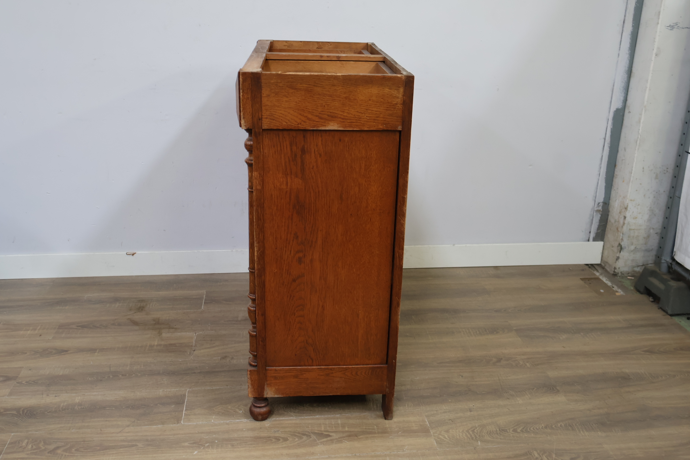Houten ladekast met deuren en twee laden – foto 7 – kavel bij GSD Auctions, Zoeterwoude