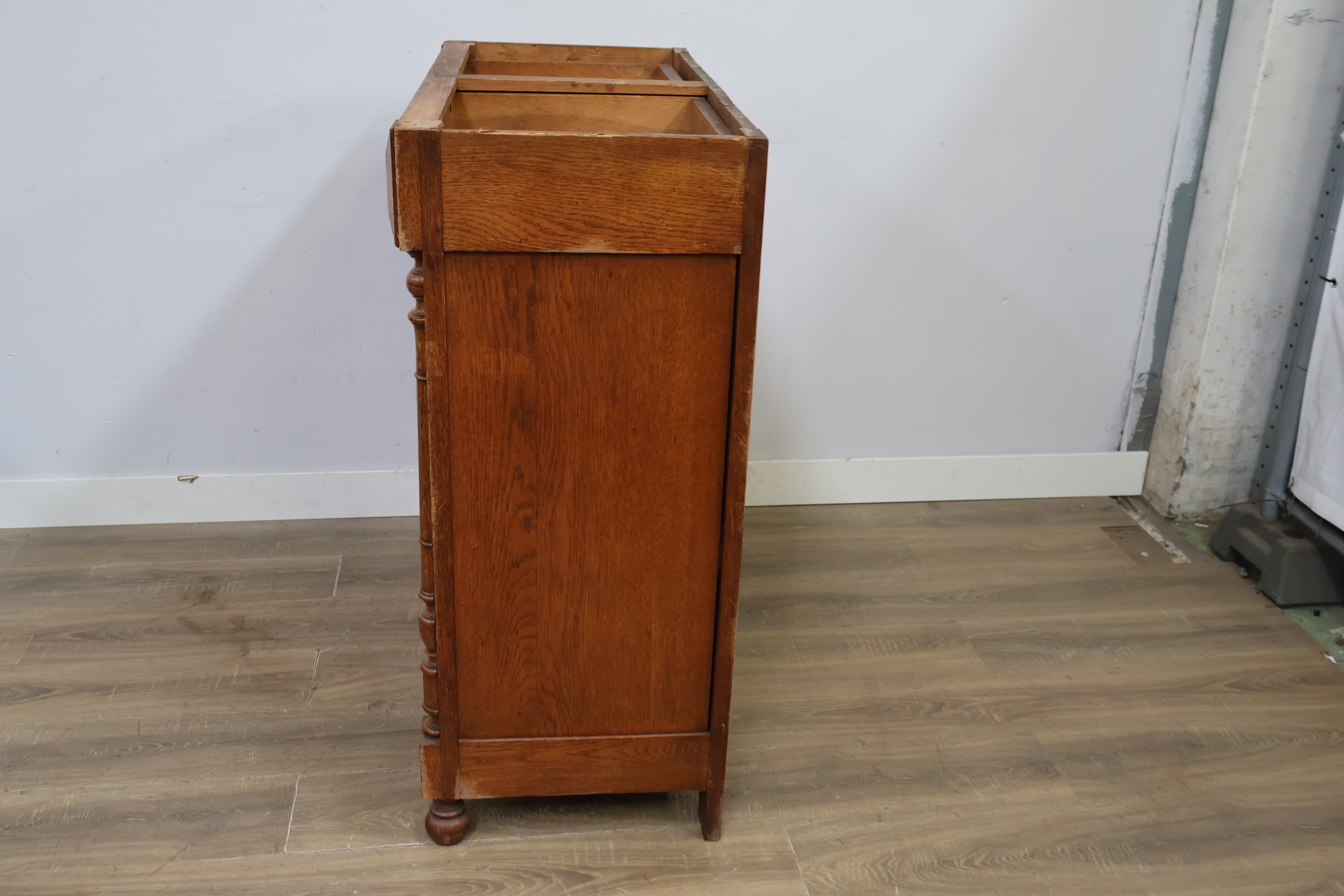 Houten ladekast met deuren en twee laden – foto 8 – kavel bij GSD Auctions, Zoeterwoude