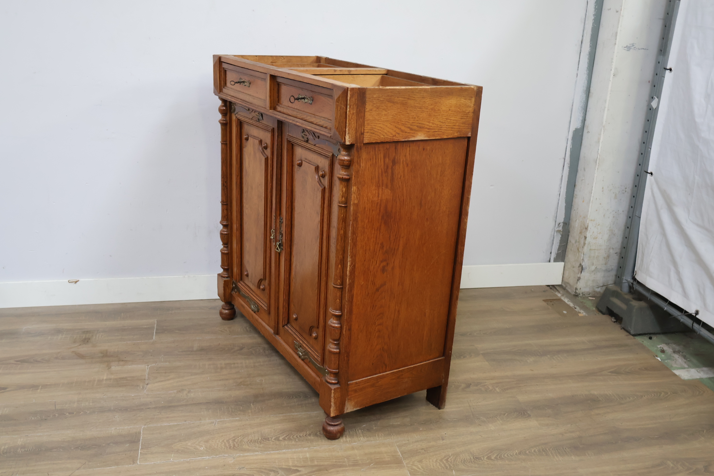 Houten ladekast met deuren en twee laden – foto 9 – kavel bij GSD Auctions, Zoeterwoude