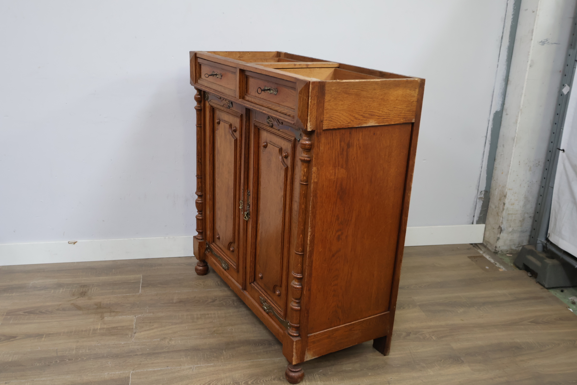 Houten ladekast met deuren en twee laden – foto 10 – kavel bij GSD Auctions, Zoeterwoude