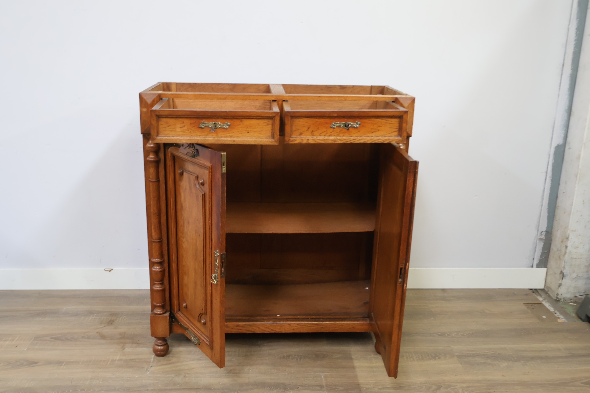 Houten ladekast met deuren en twee laden – foto 11 – kavel bij GSD Auctions, Zoeterwoude
