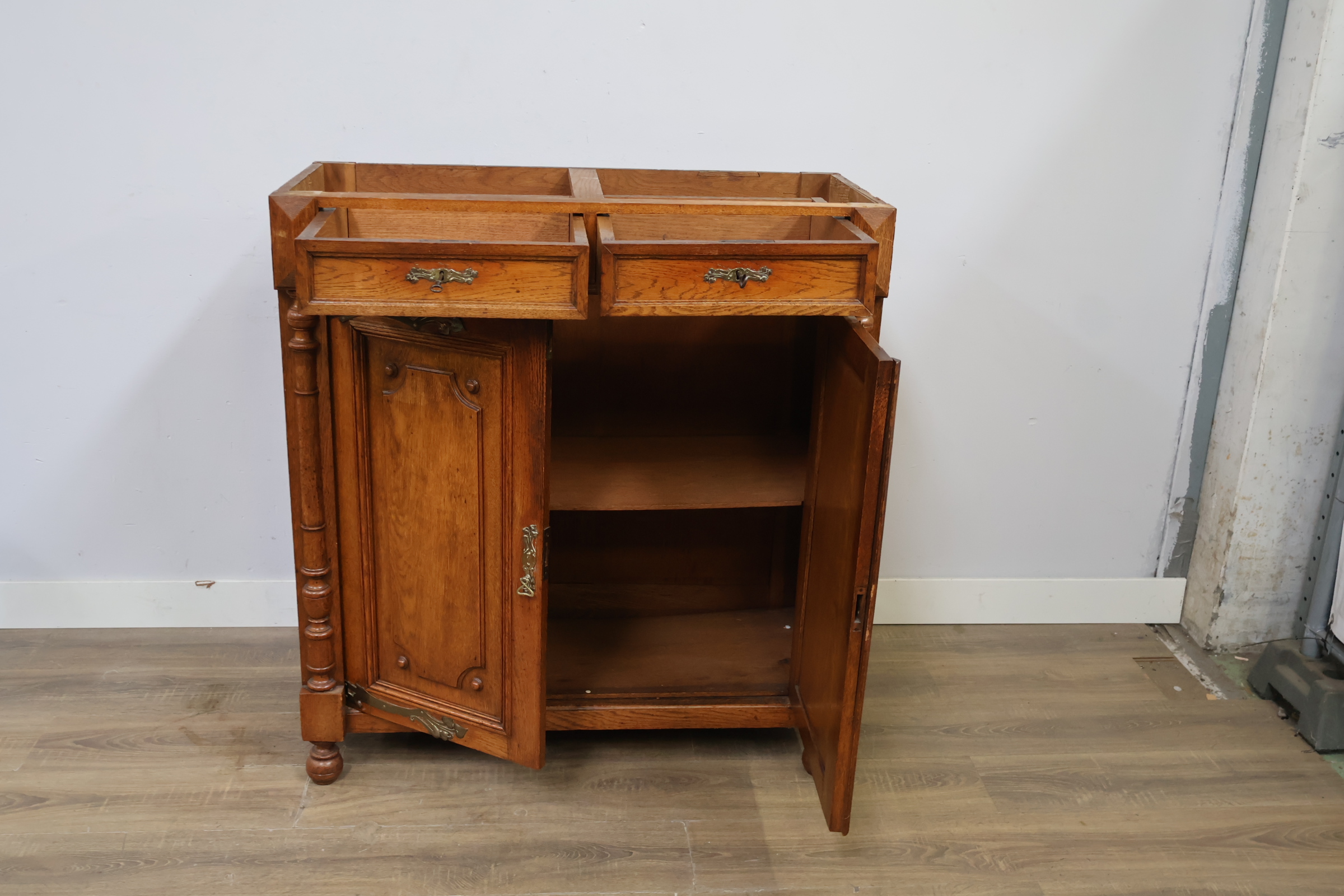 Houten ladekast met deuren en twee laden – foto 12 – kavel bij GSD Auctions, Zoeterwoude