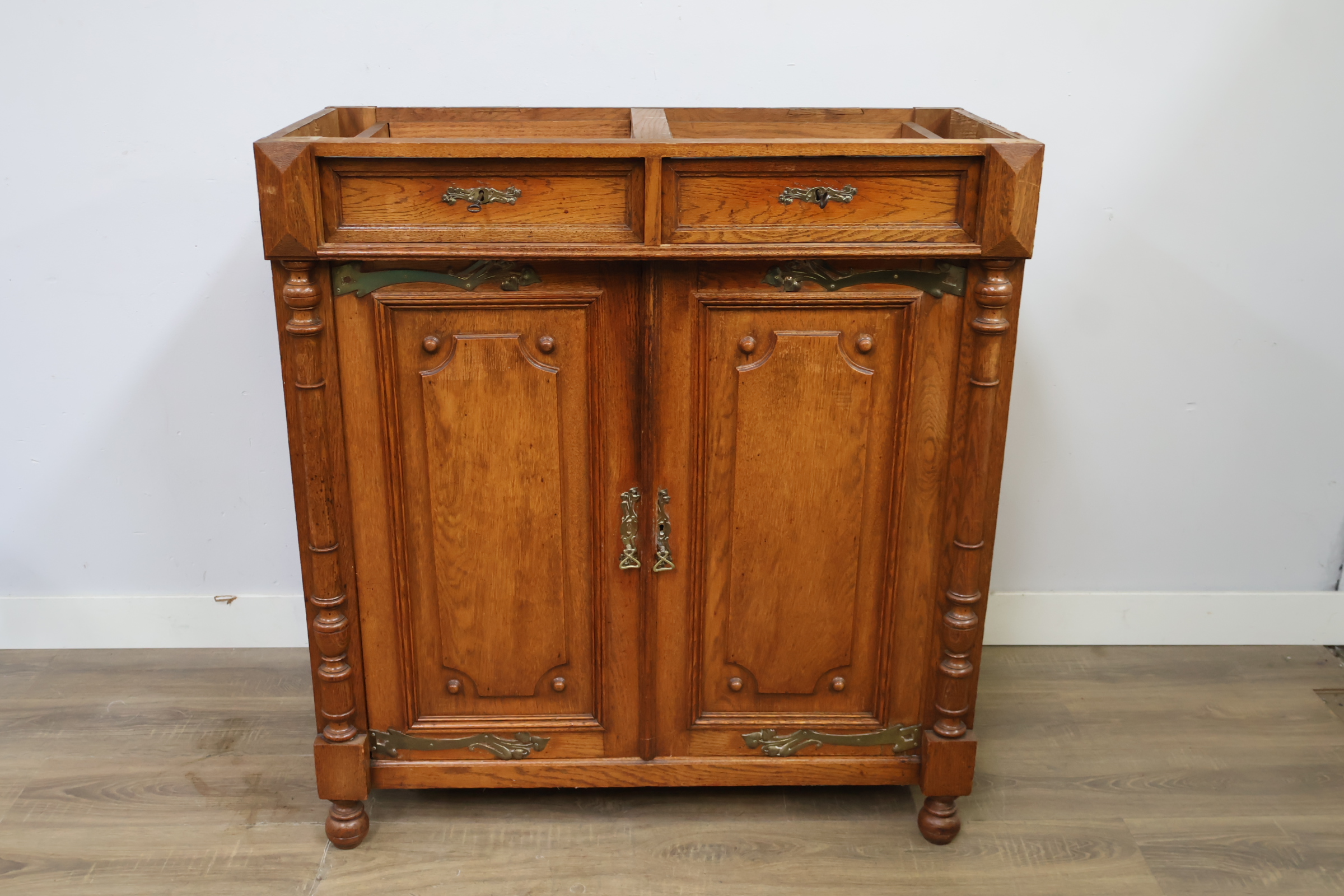 Houten ladekast met deuren en twee laden – foto 13 – kavel bij GSD Auctions, Zoeterwoude