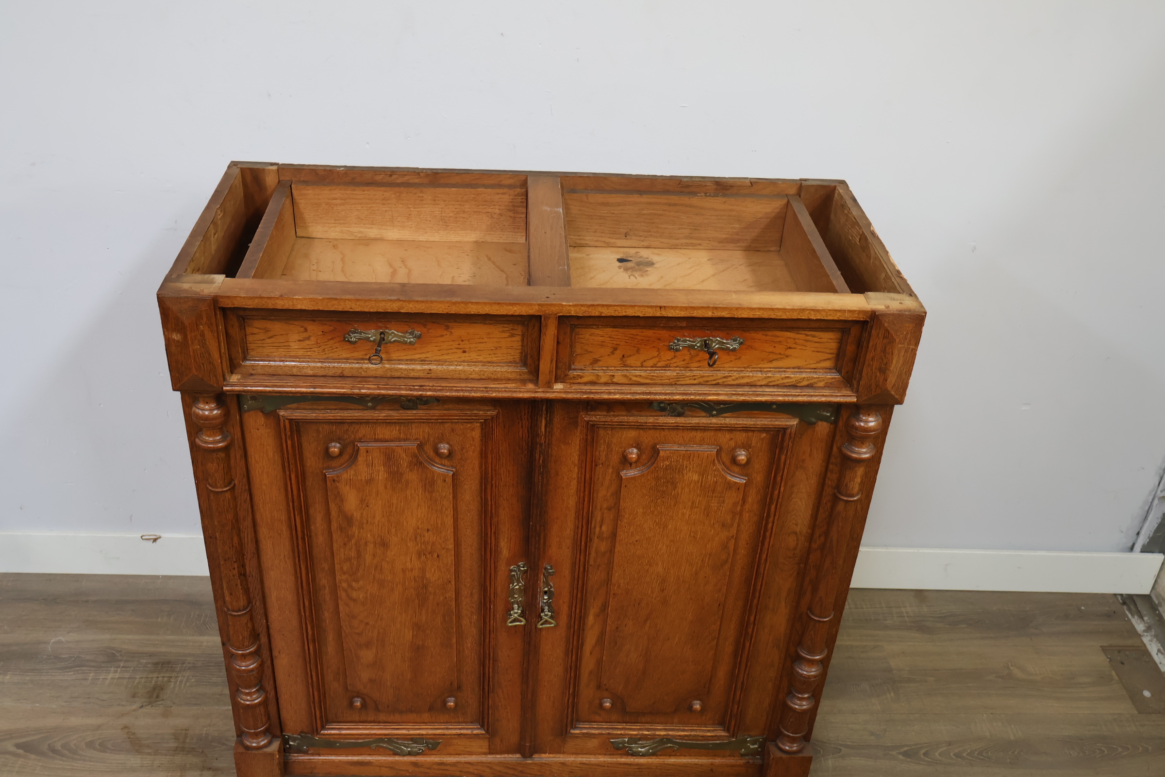 Houten ladekast met deuren en twee laden – foto 14 – kavel bij GSD Auctions, Zoeterwoude