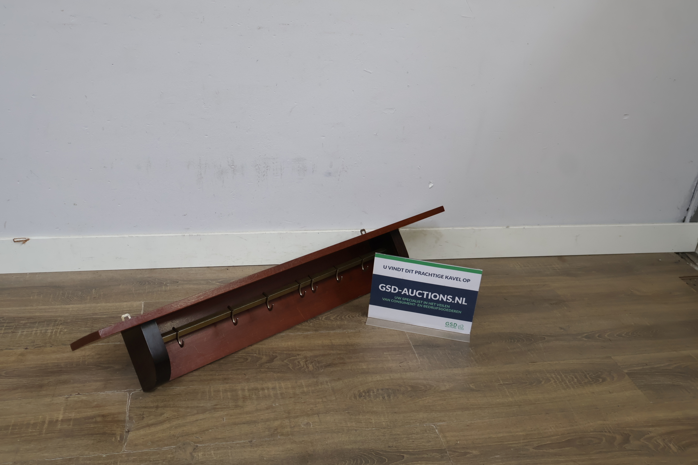 Houten kapstok met messing haken – foto 2 – kavel bij GSD Auctions, Zoeterwoude